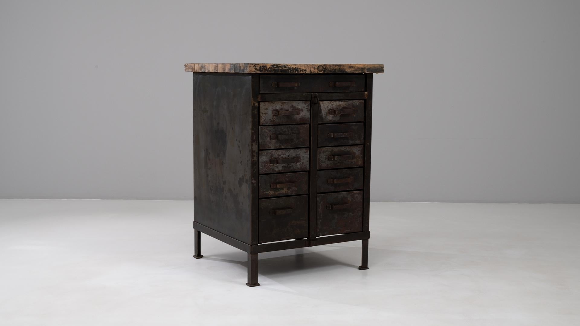 Armoire industrielle française du 20e siècle en métal avec dessus en bois en vente 3