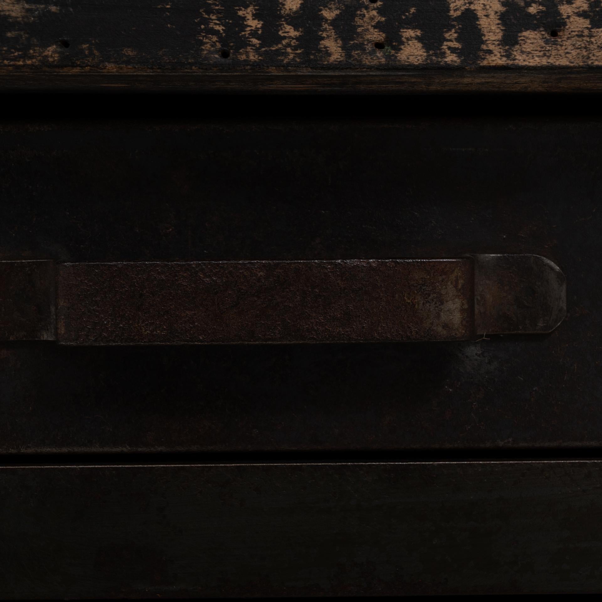 Armoire industrielle française du 20e siècle en métal avec dessus en bois en vente 5