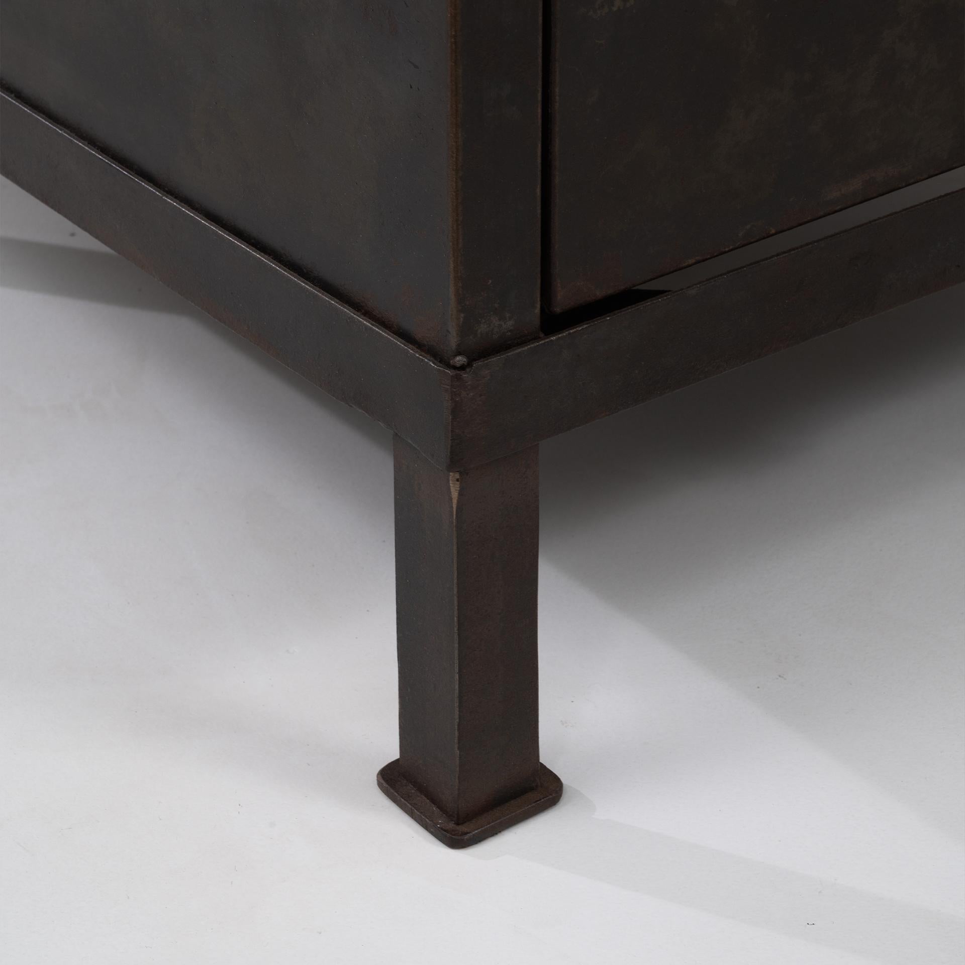 Armoire industrielle française du 20e siècle en métal avec dessus en bois en vente 7