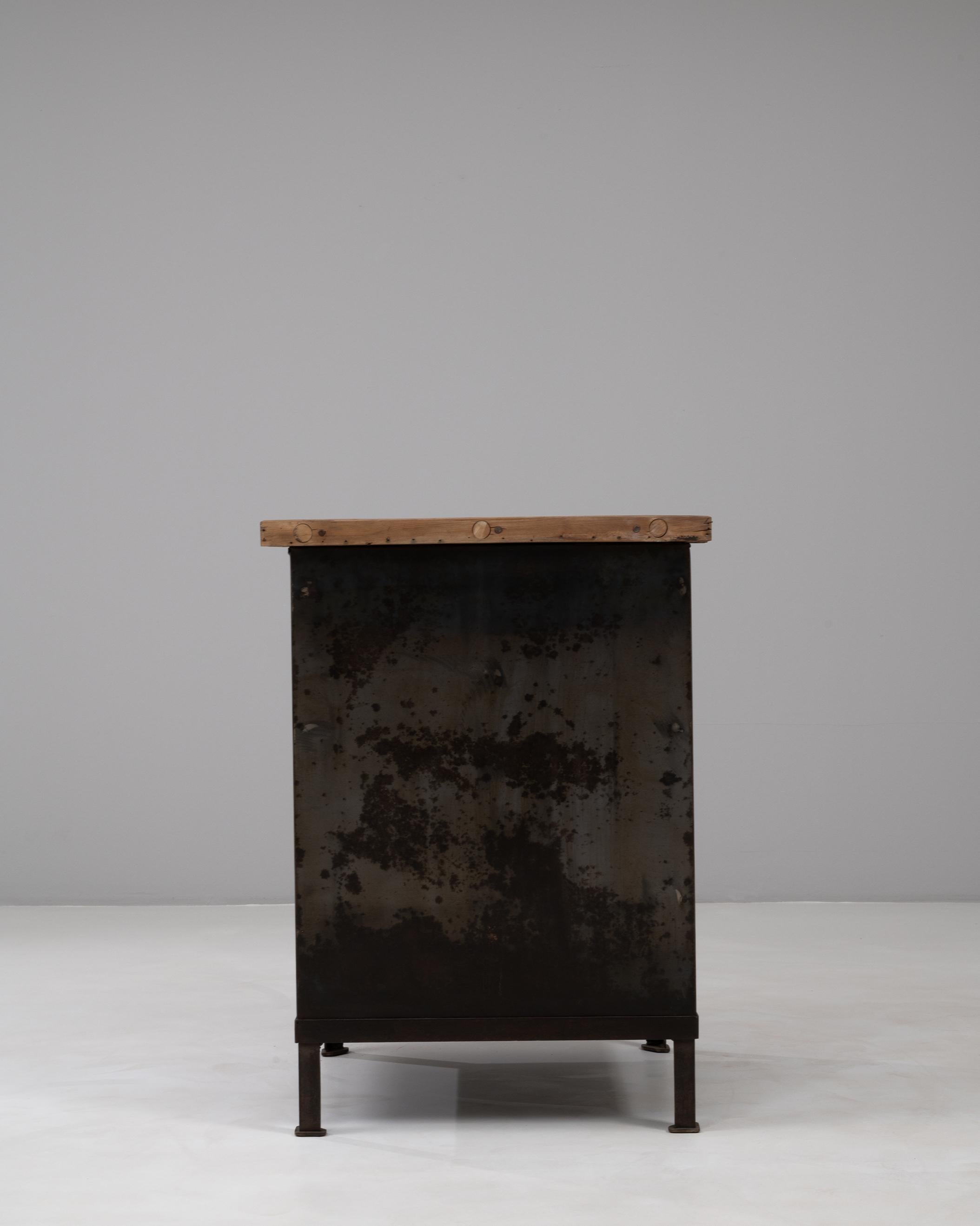 Armoire industrielle française du 20e siècle en métal avec dessus en bois en vente 9