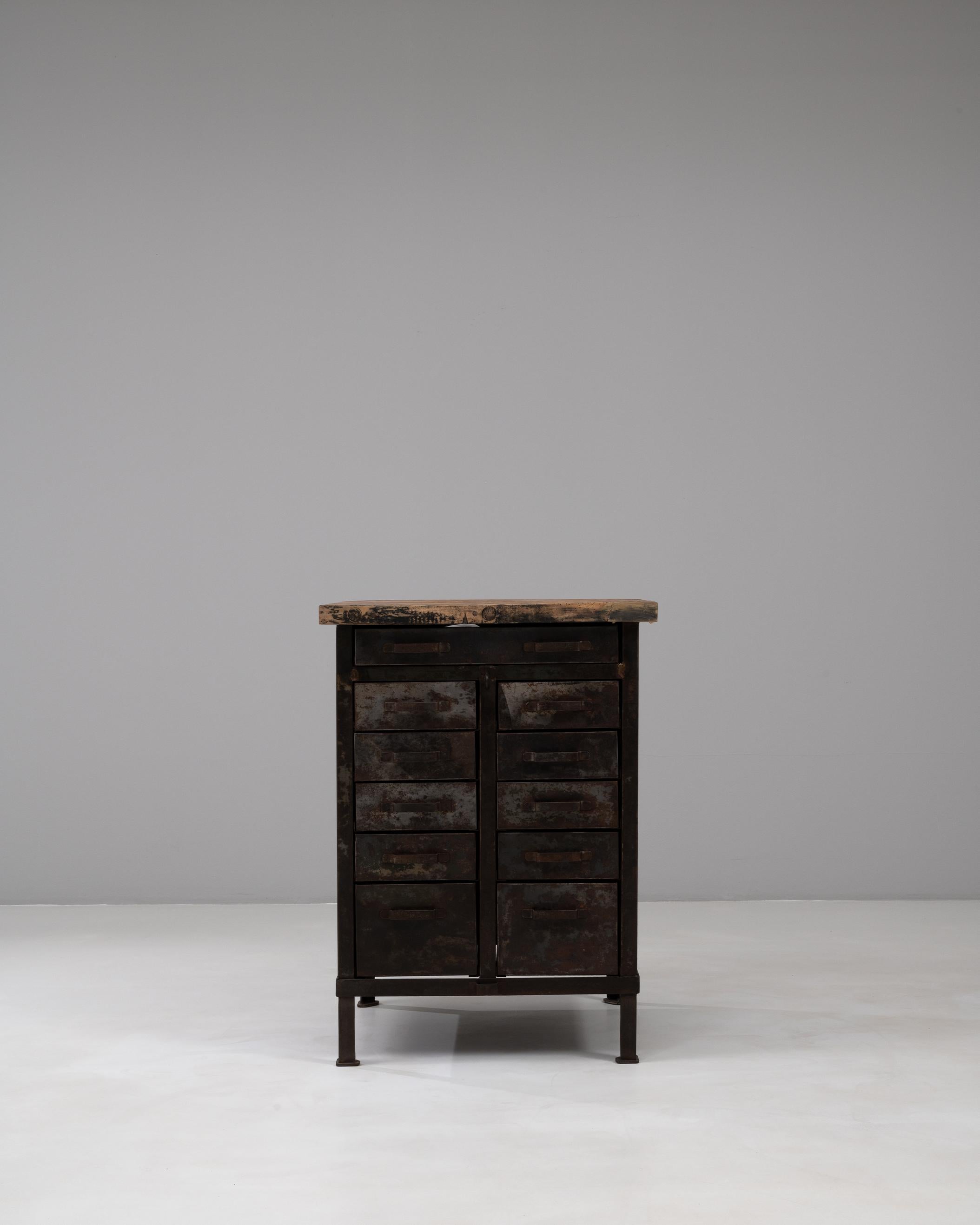 Cette armoire industrielle française du 20e siècle en métal avec dessus en bois est un exemple de design utilitaire avec une touche rustique. La pièce présente un cadre métallique robuste avec une patine naturellement vieillie qui témoigne de ses