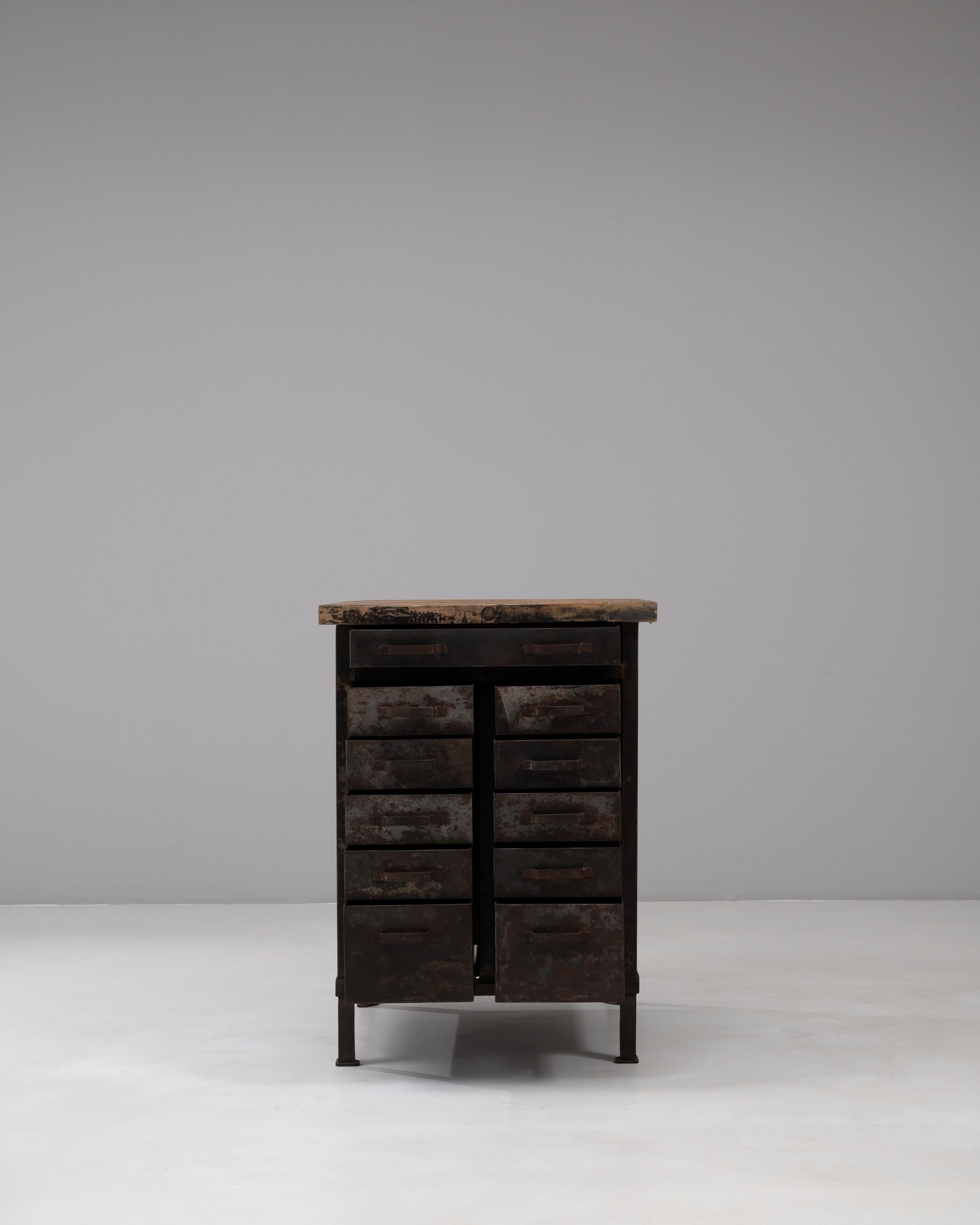 Industriel Armoire industrielle française du 20e siècle en métal avec dessus en bois en vente