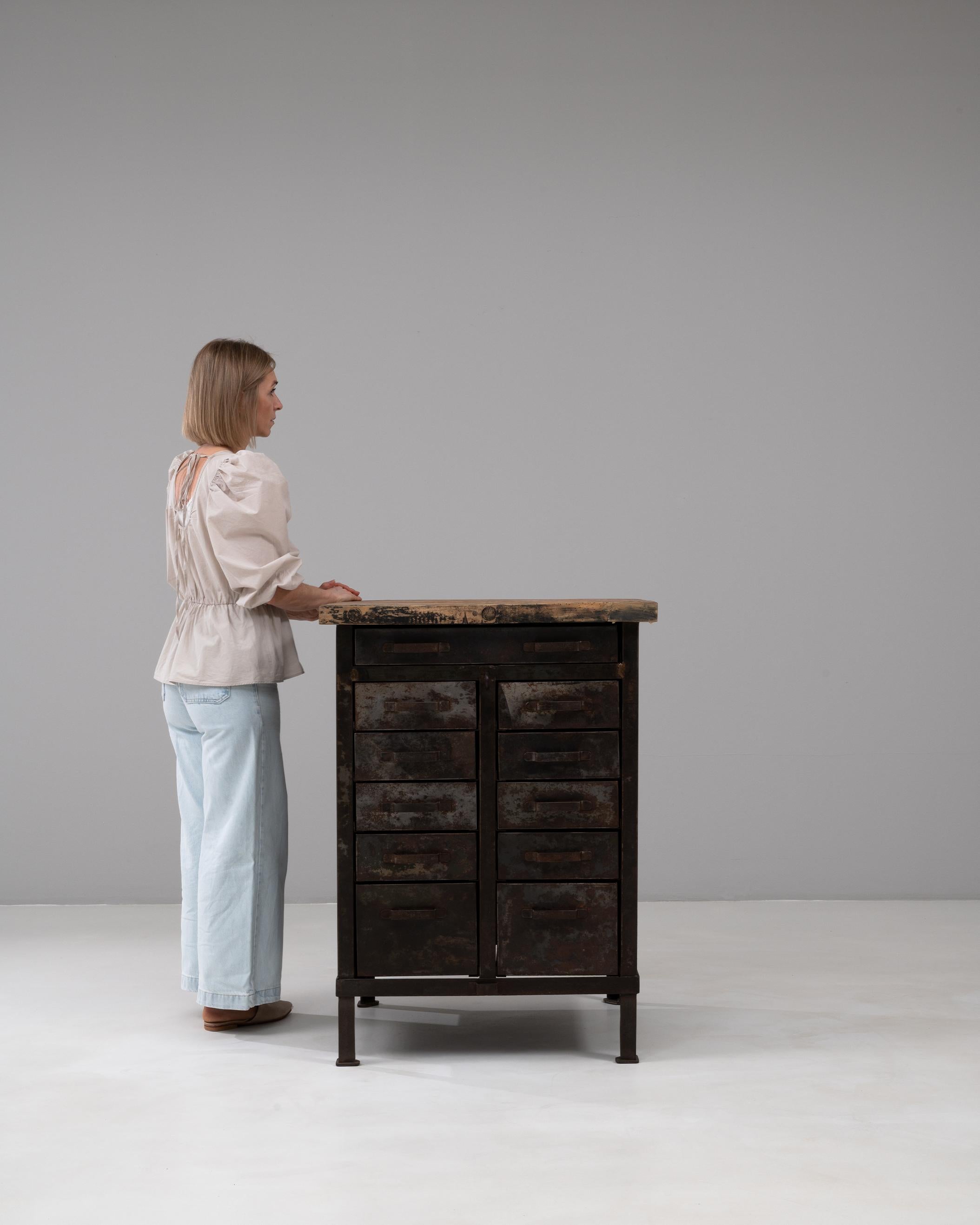Français Armoire industrielle française du 20e siècle en métal avec dessus en bois en vente