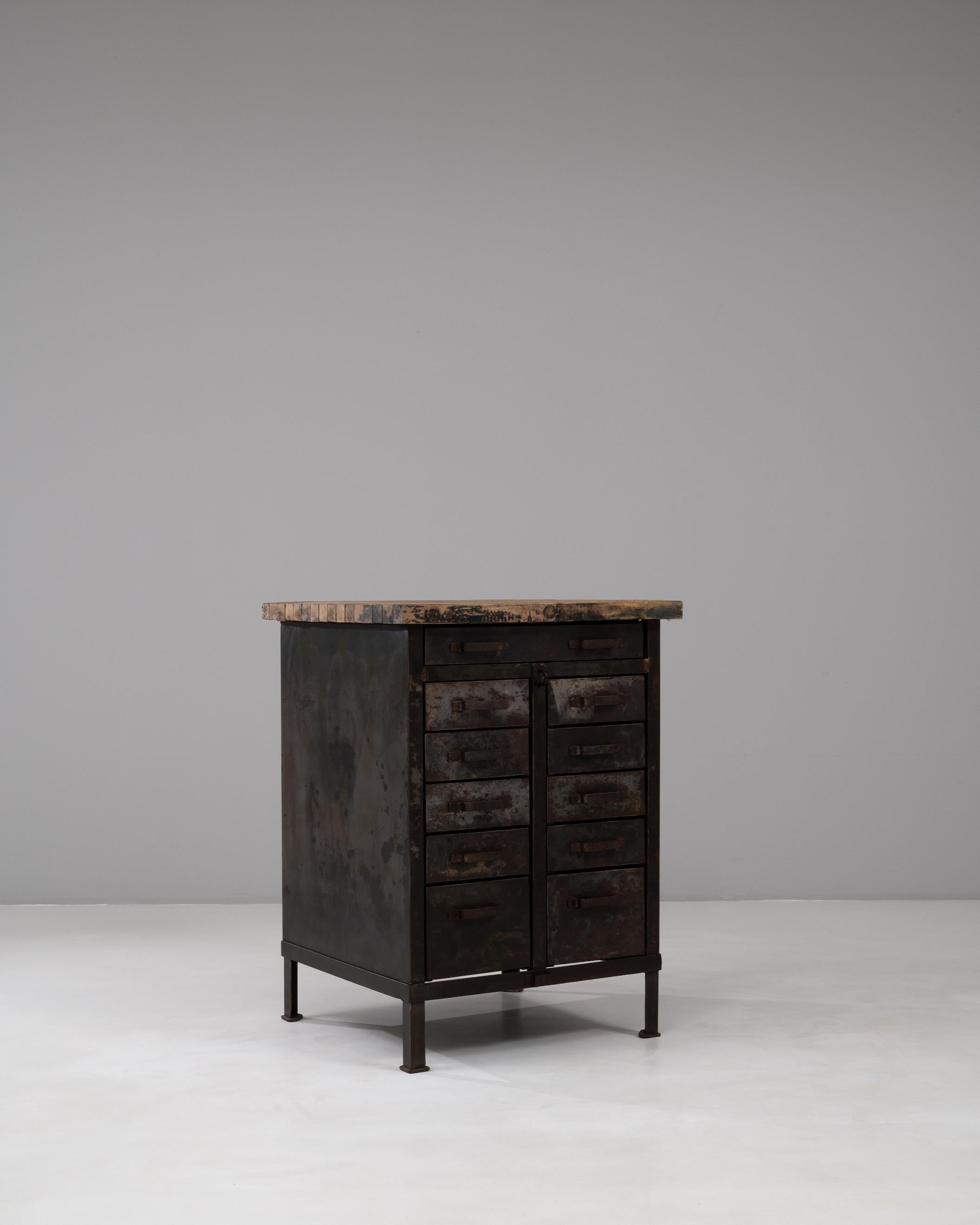 Armoire industrielle française du 20e siècle en métal avec dessus en bois Bon état - En vente à High Point, NC