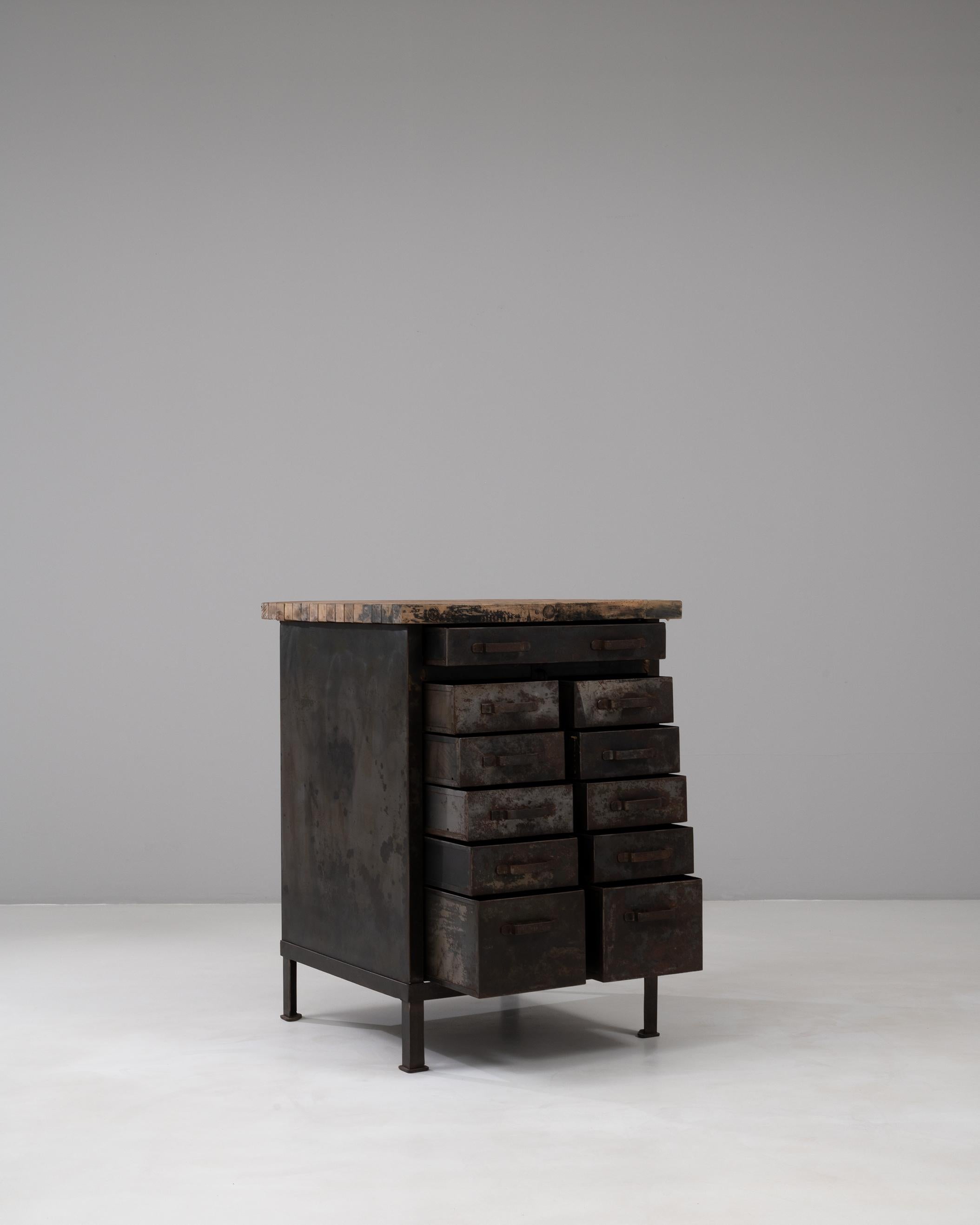 20ième siècle Armoire industrielle française du 20e siècle en métal avec dessus en bois en vente