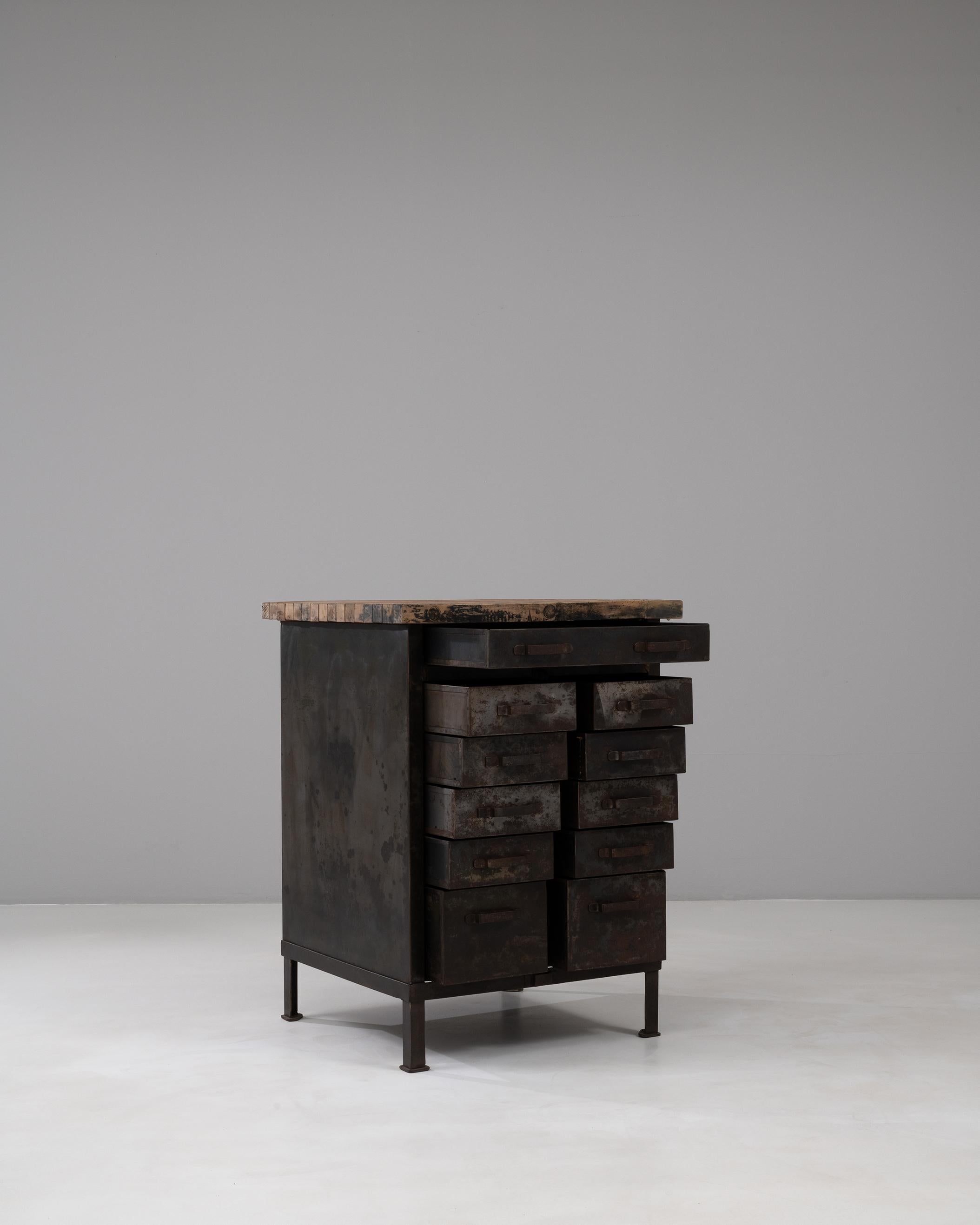 Métal Armoire industrielle française du 20e siècle en métal avec dessus en bois en vente