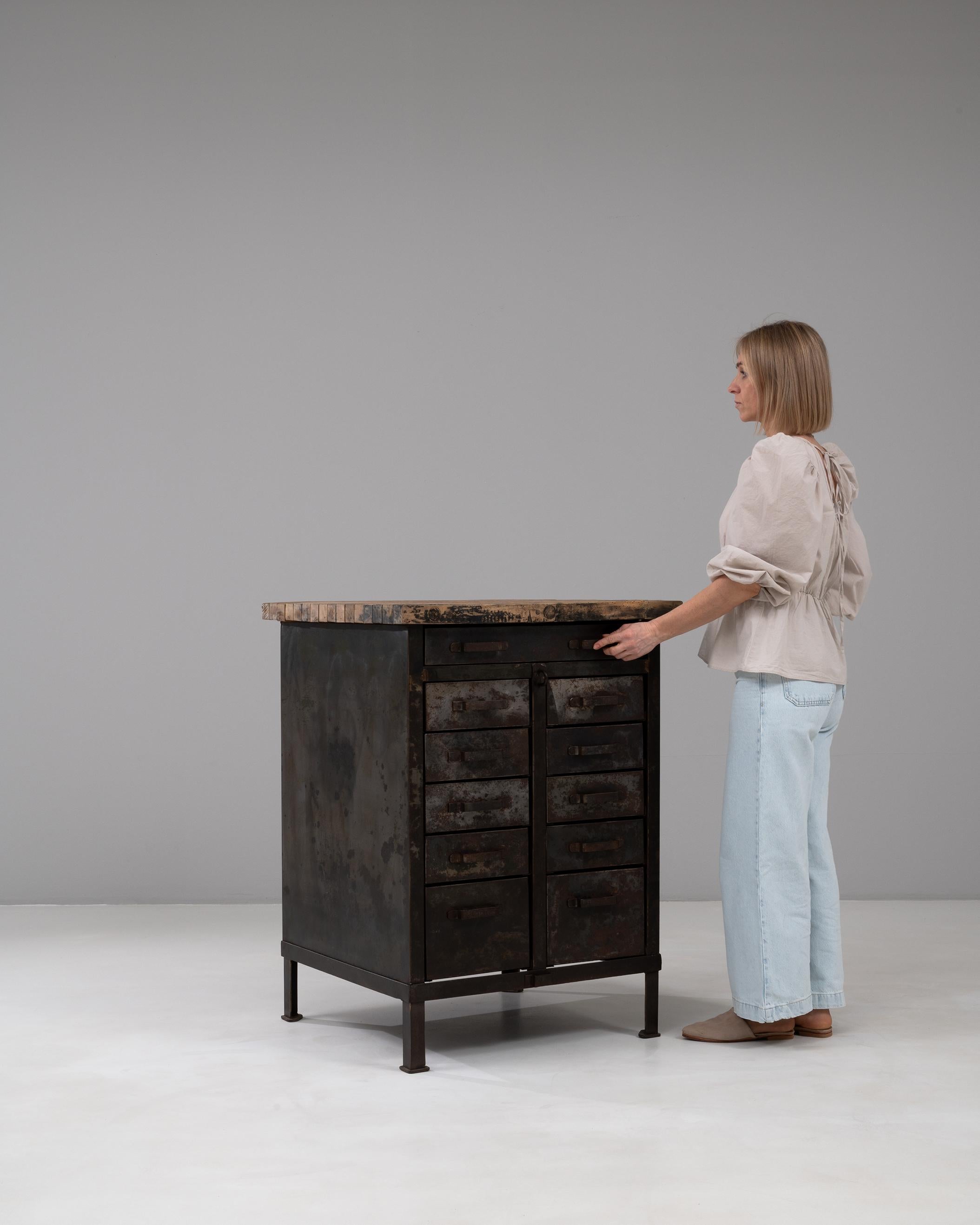 Armoire industrielle française du 20e siècle en métal avec dessus en bois en vente 1