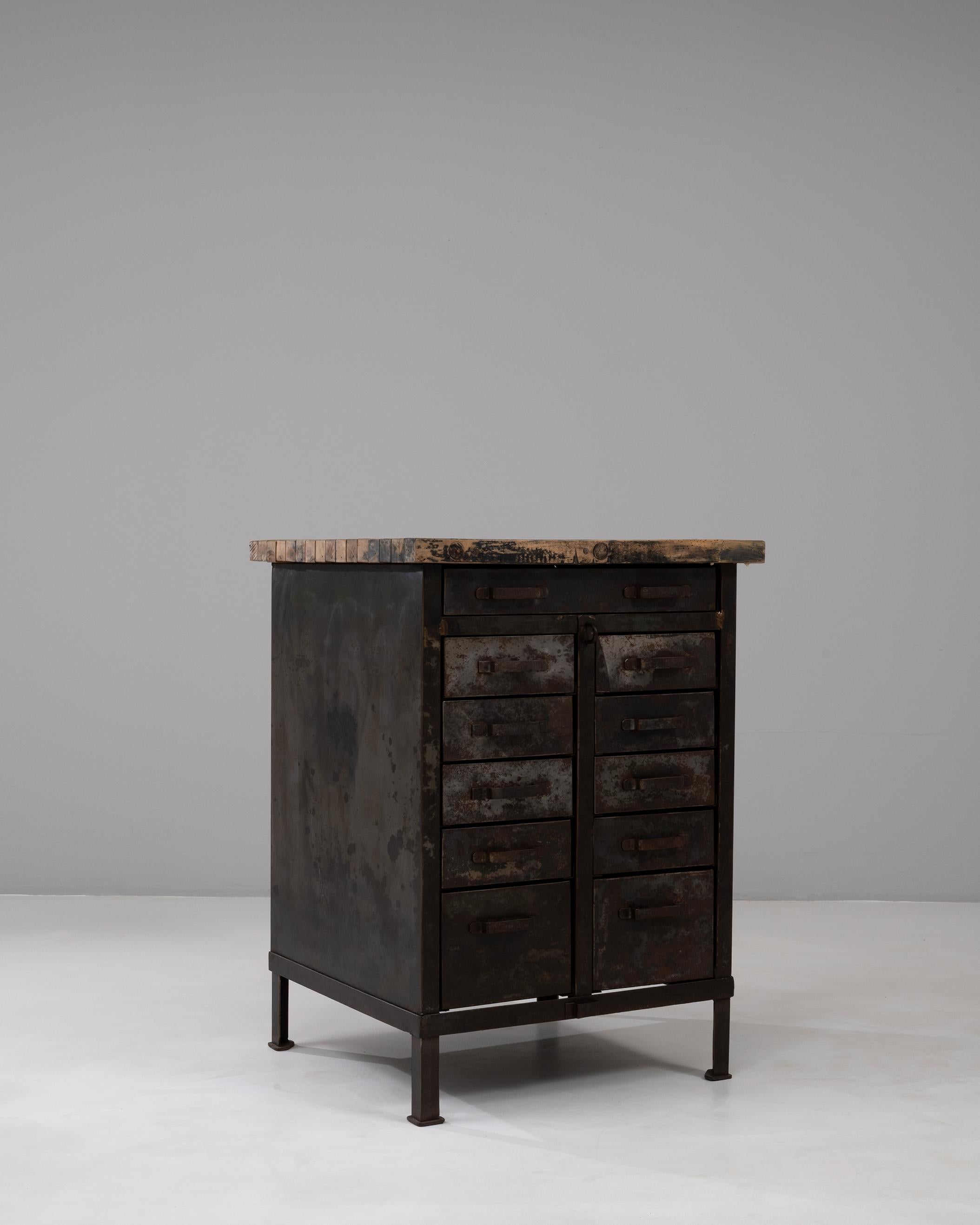 Armoire industrielle française du 20e siècle en métal avec dessus en bois en vente 2