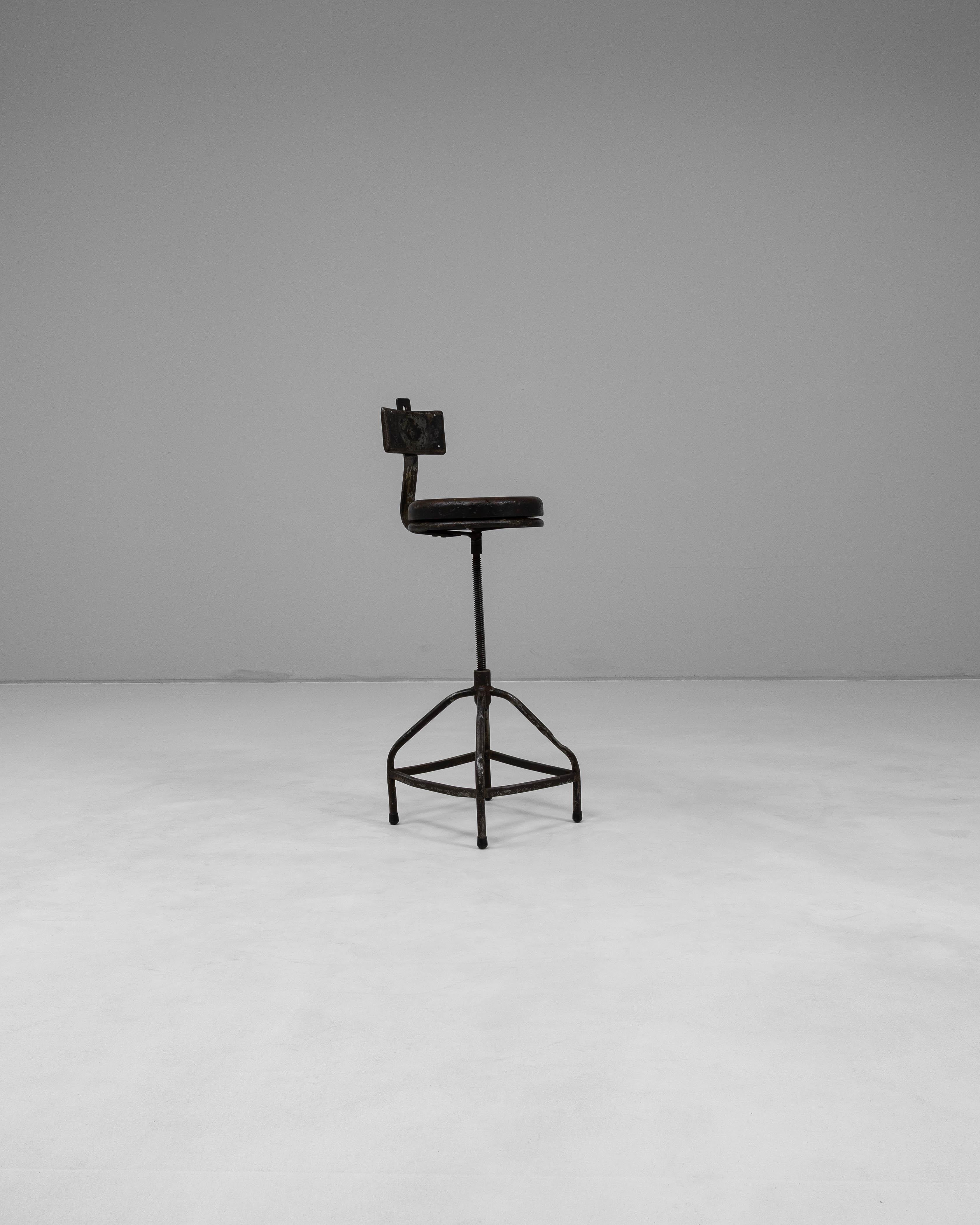 Chaise pivotante industrielle française du 20ème siècle en vente 5