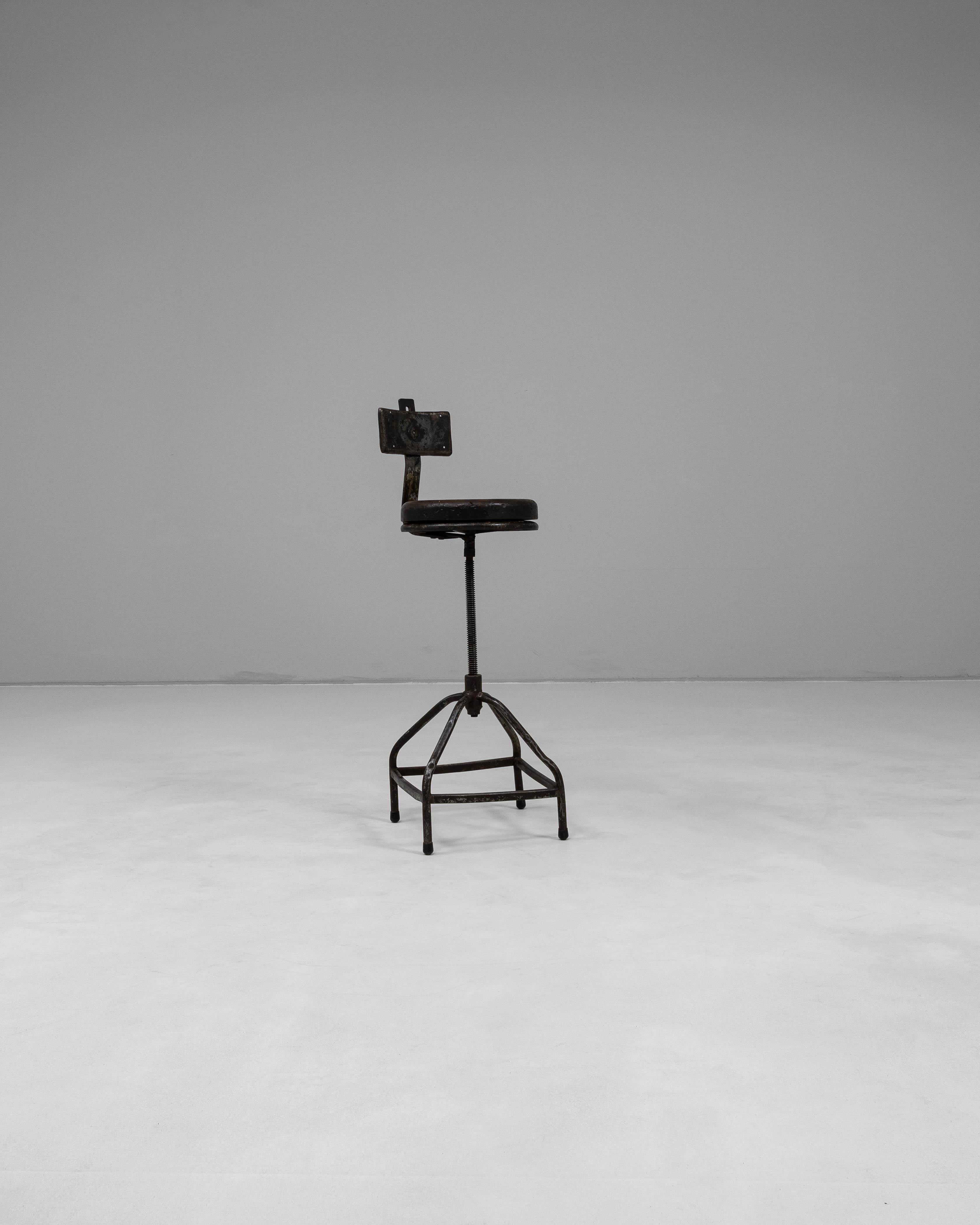 Chaise pivotante industrielle française du 20ème siècle en vente 6
