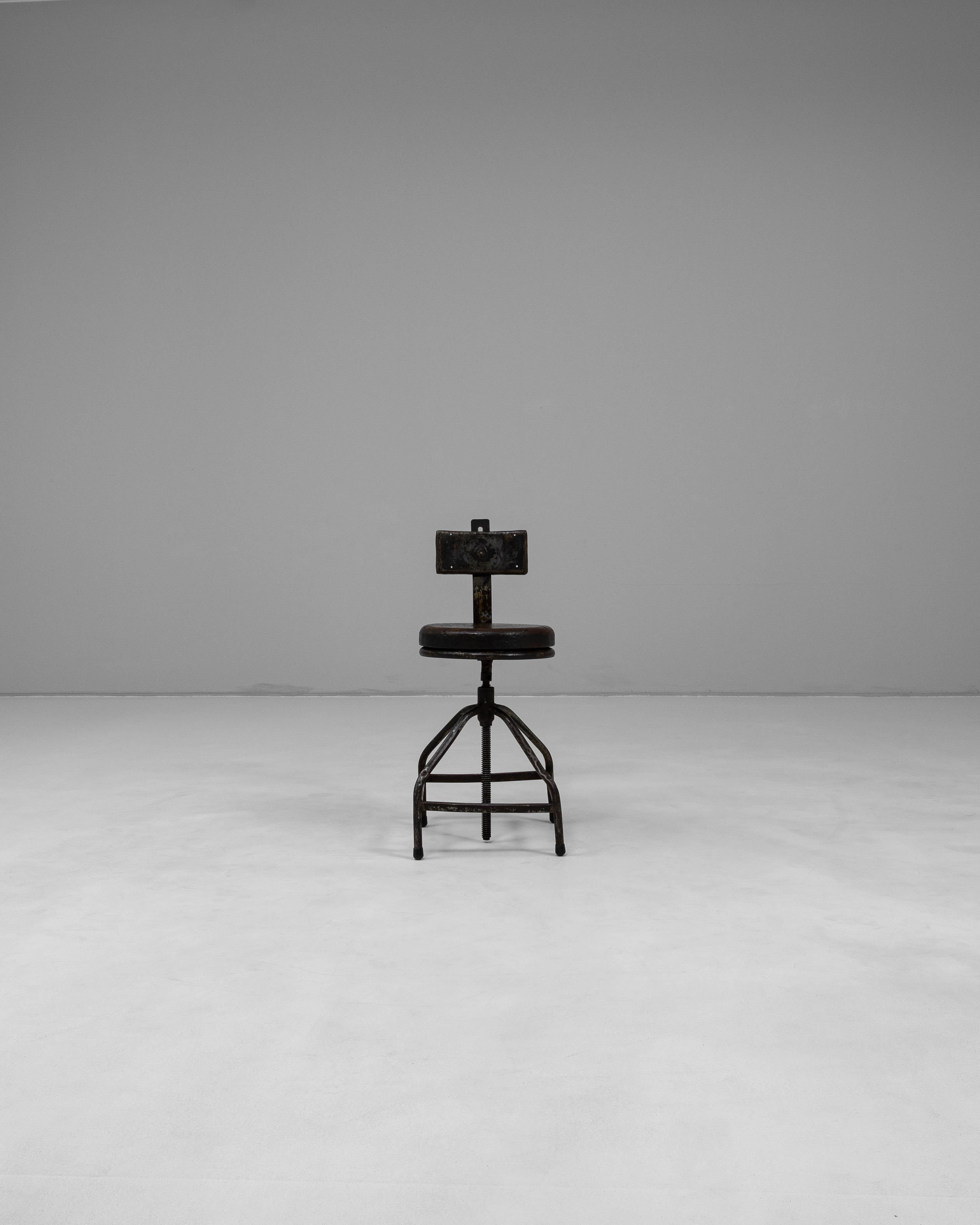 Français Chaise pivotante industrielle française du 20ème siècle en vente