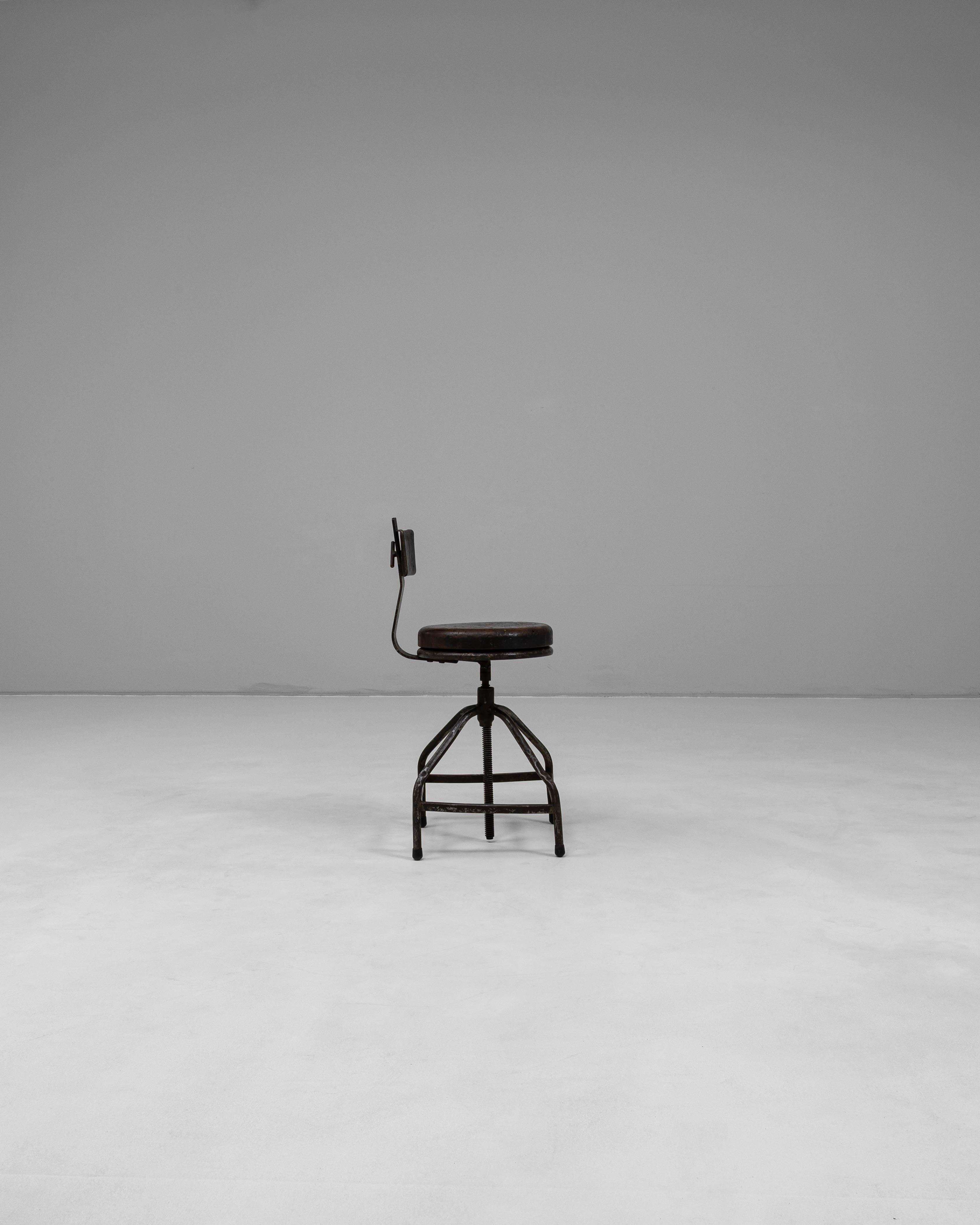 20ième siècle Chaise pivotante industrielle française du 20ème siècle en vente