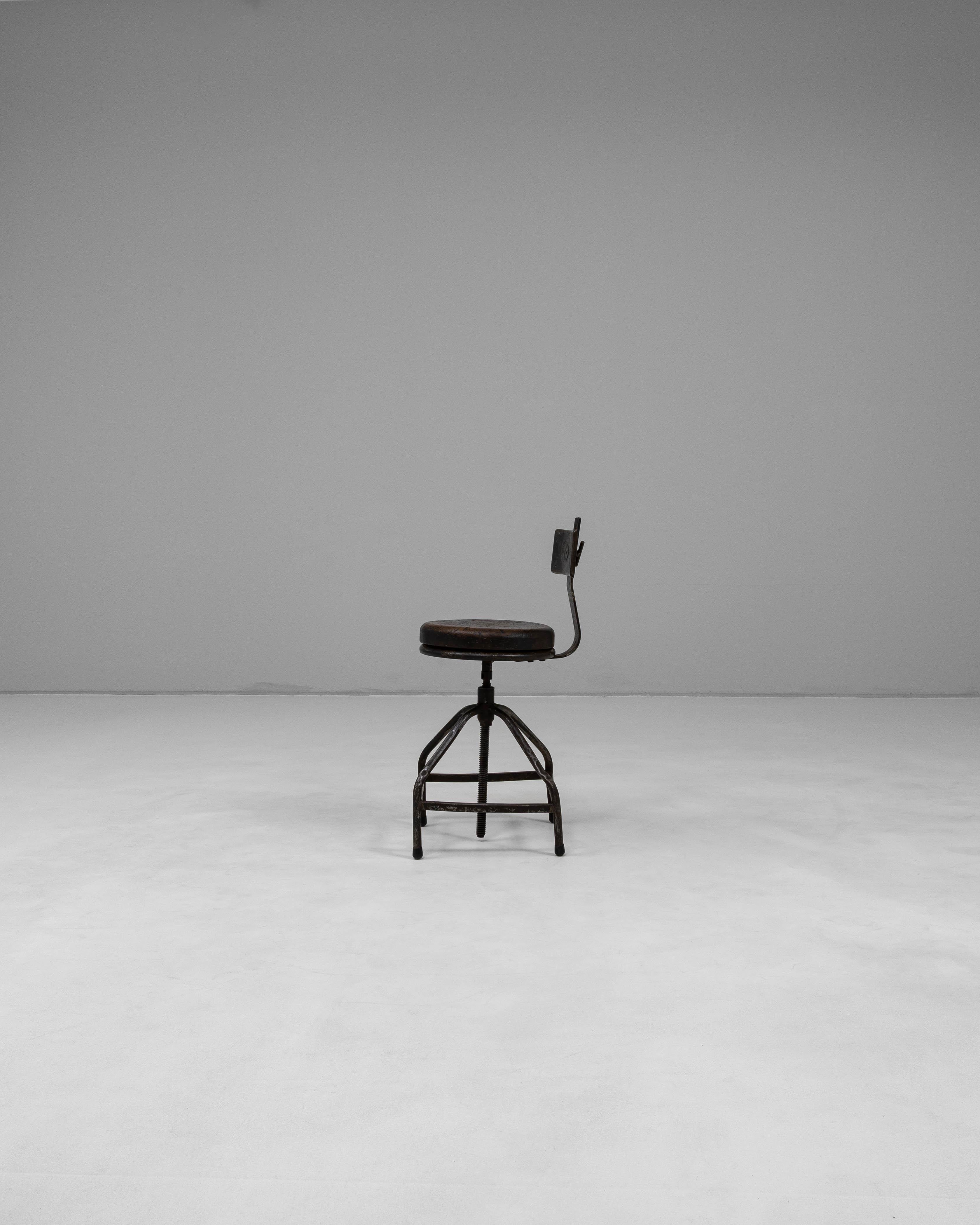 Métal Chaise pivotante industrielle française du 20ème siècle en vente