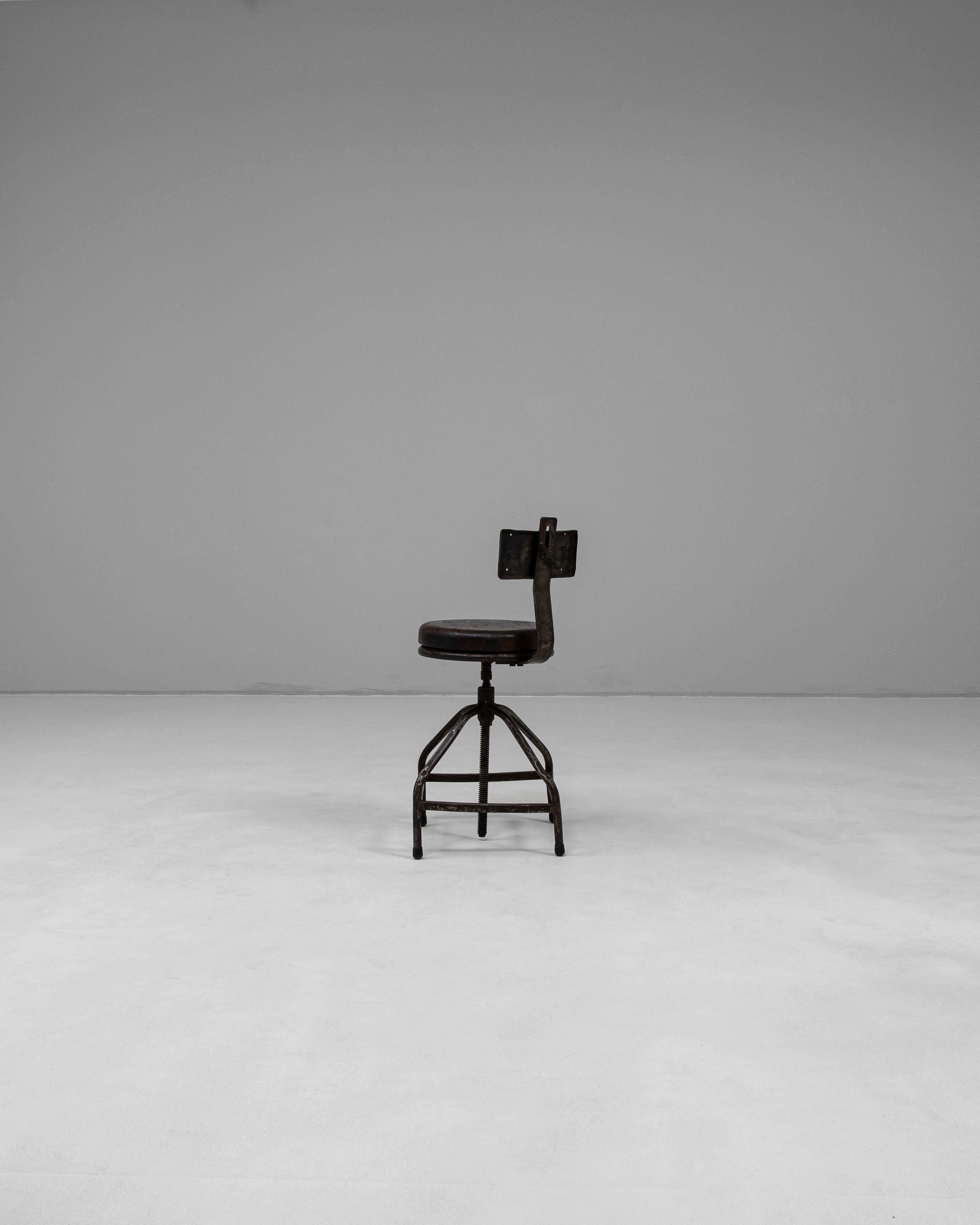 Chaise pivotante industrielle française du 20ème siècle en vente 2