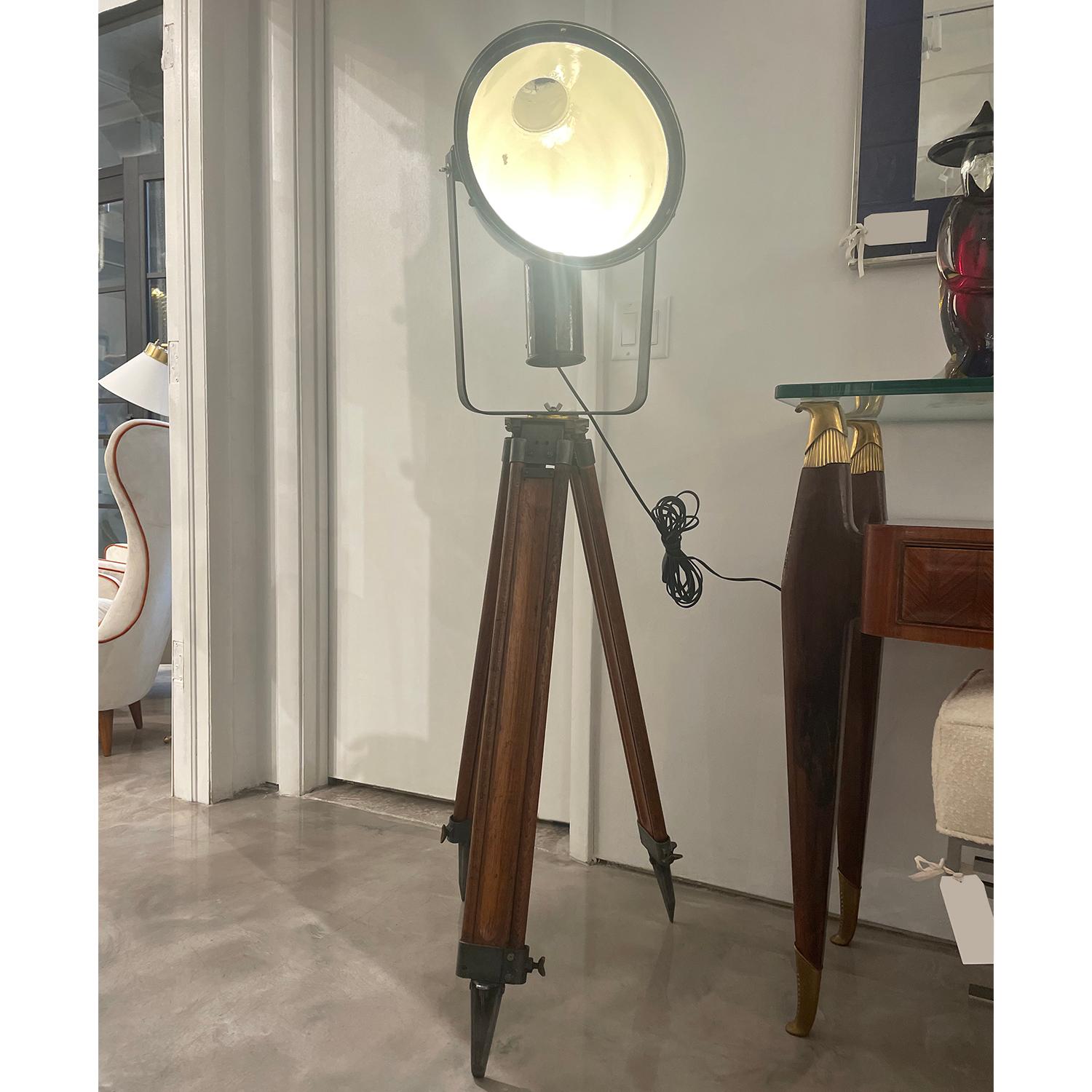 20th Century French Industrial Style Walnut Spotlight - Cinema Floor Studio Lamp For Sale 3