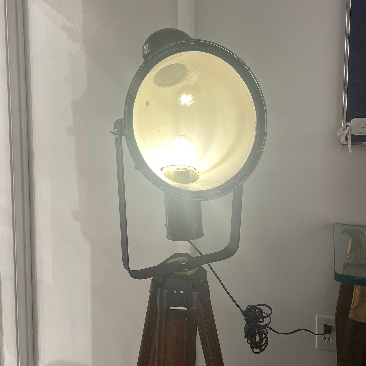 20th Century French Industrial Style Walnut Spotlight - Cinema Floor Studio Lamp For Sale 4