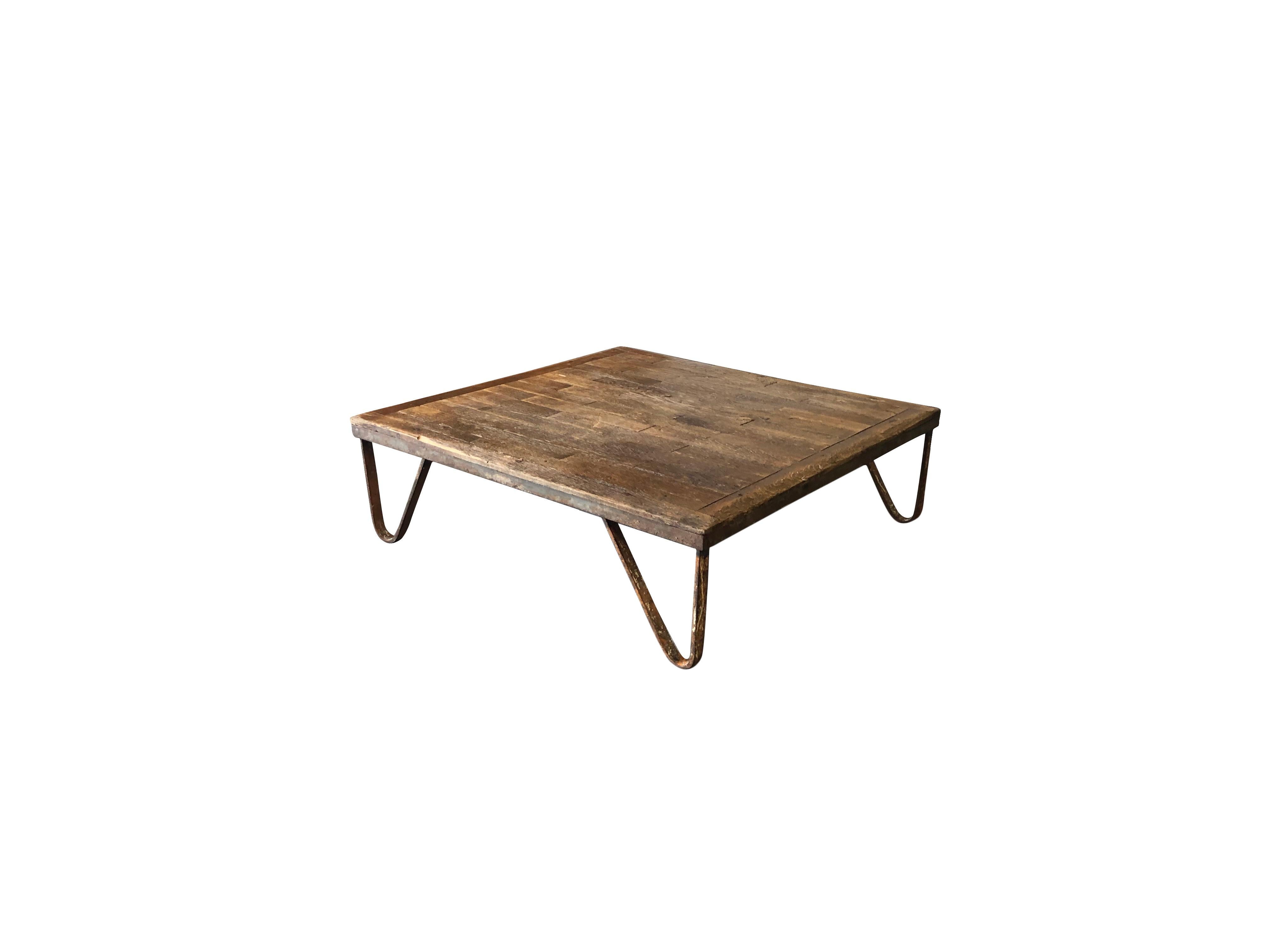 Mesa baja de madera de estilo industrial francés del siglo XX - Mesa baja de sofá vintage Industrial en venta