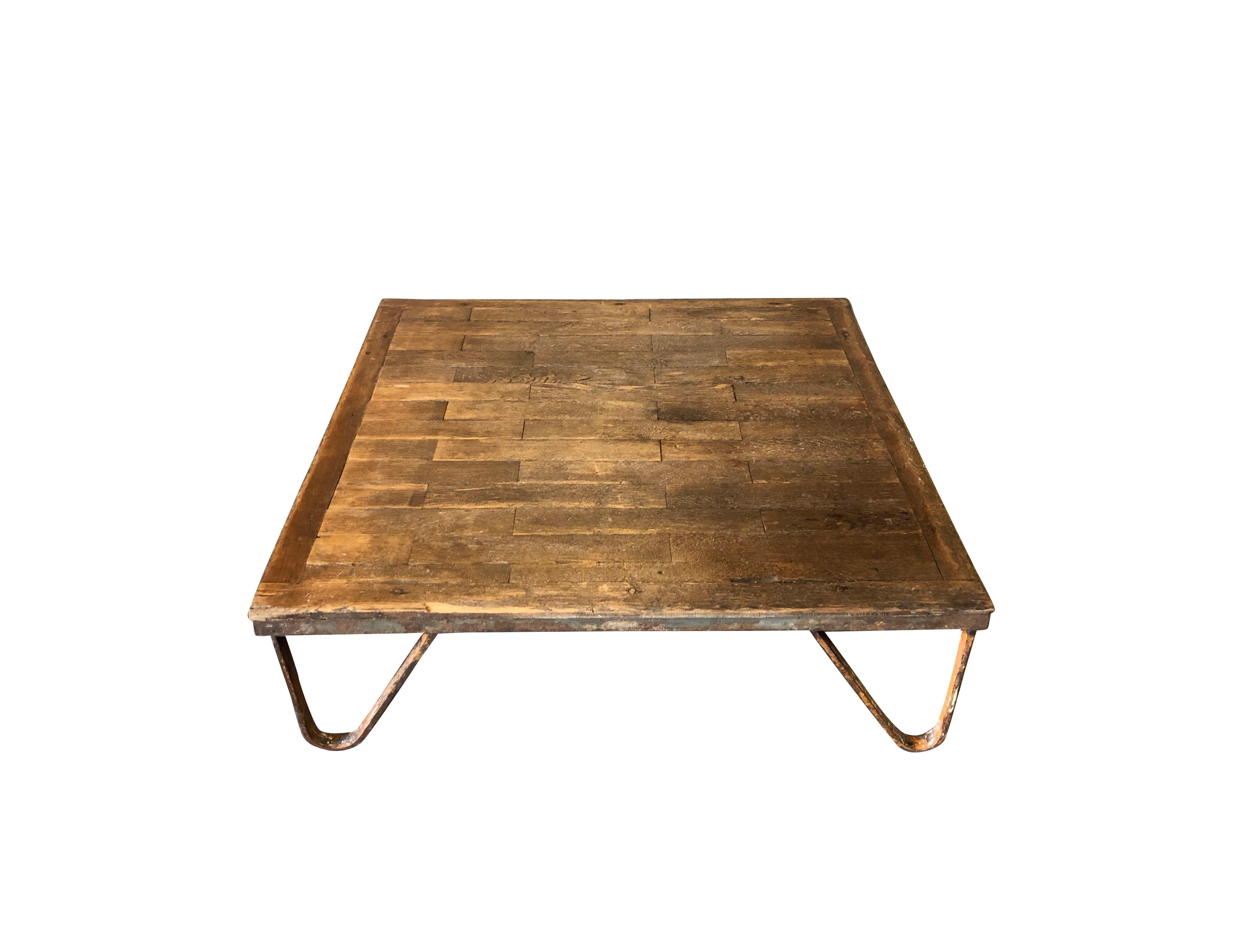 Mesa baja de madera de estilo industrial francés del siglo XX - Mesa baja de sofá vintage Francés en venta