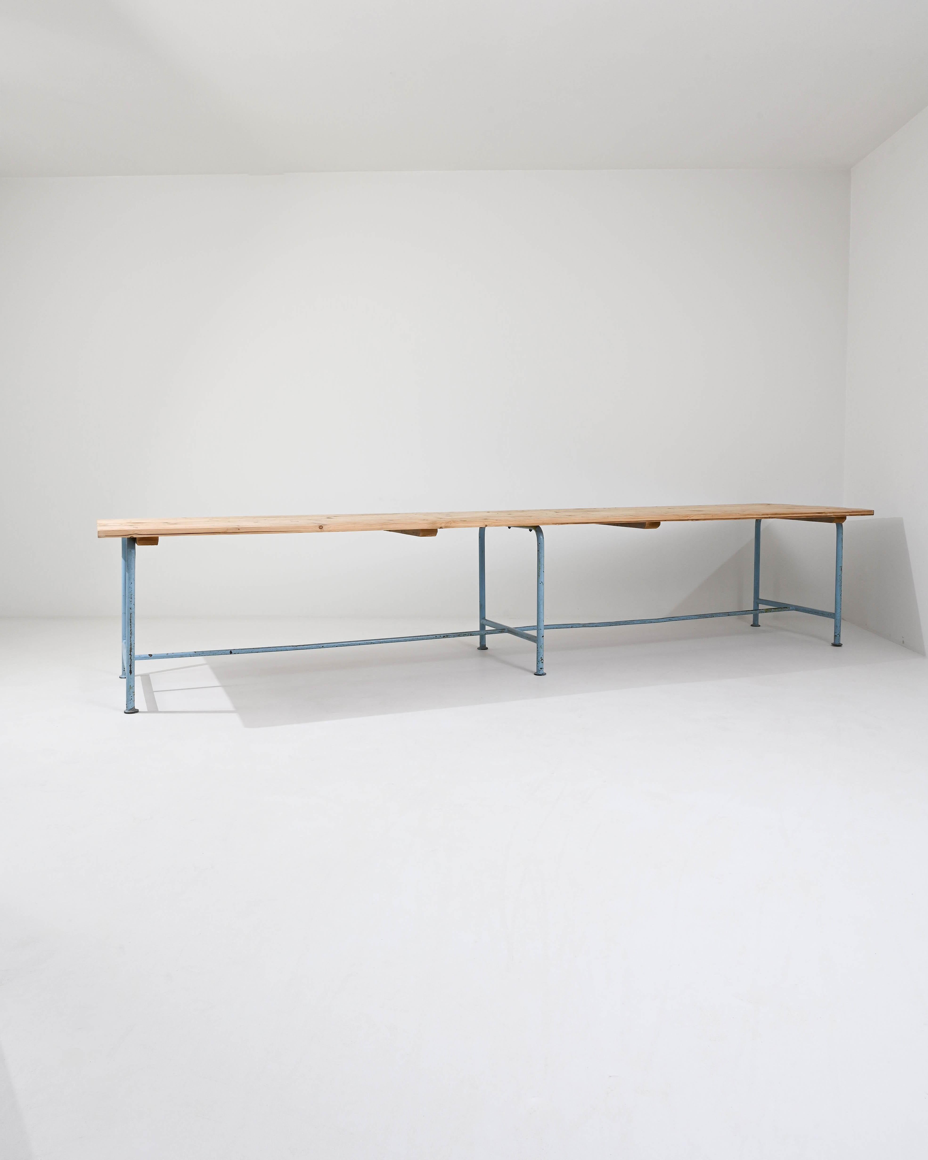 Simple mais sophistiquée, cette grande table constitue un centre de table vintage unique en son genre. Fabriqué en France au XXe siècle, le design s'inspire du fonctionnalisme dépouillé du mouvement Bauhaus. Les angles nets du plateau de table en