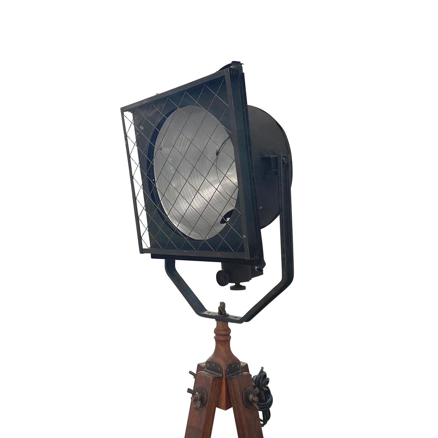 20th Century French Industrial Walnut Spotlight - Vintage Metal Theater Light For Sale 1