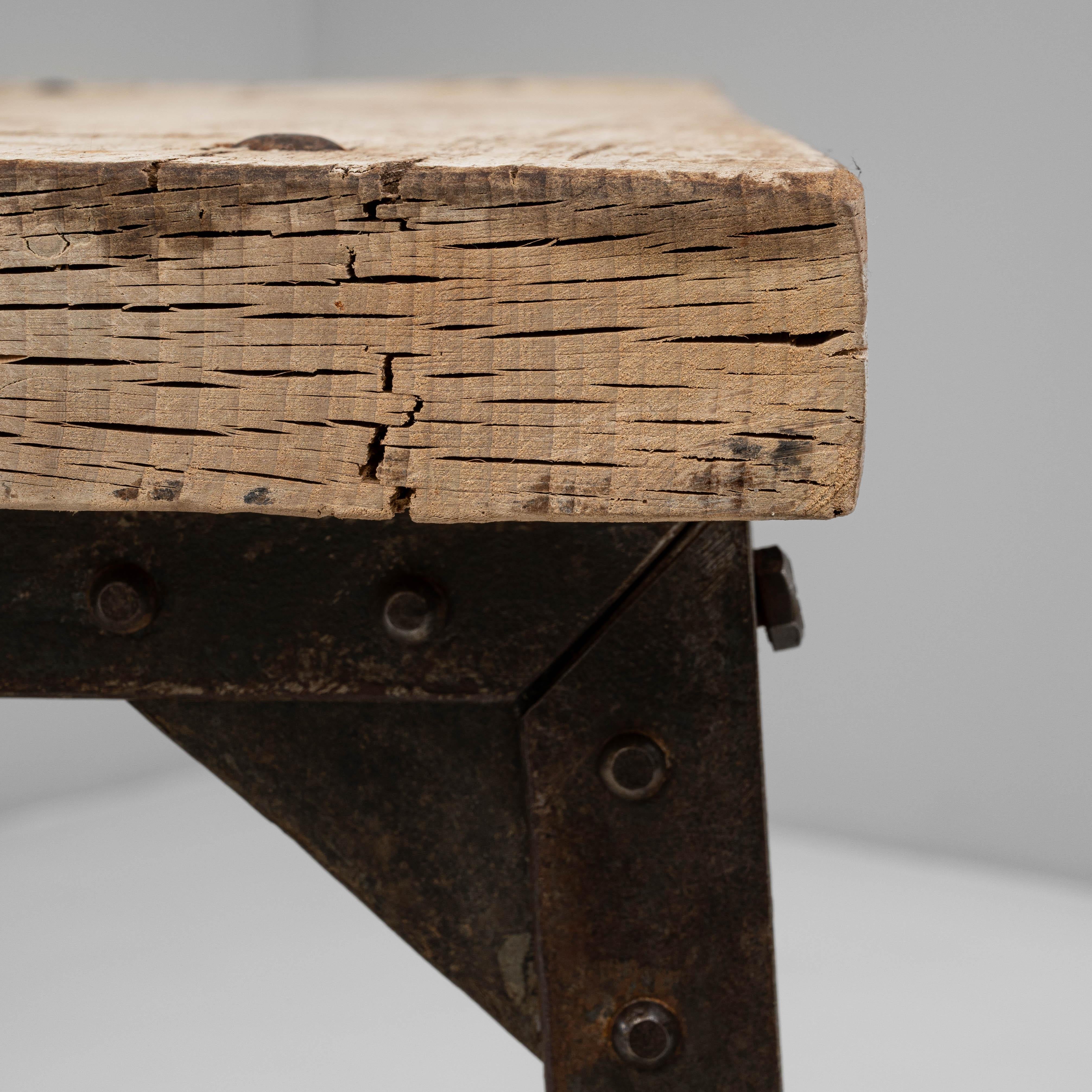 Table industrielle française du 20e siècle en bois sur base métallique en vente 3