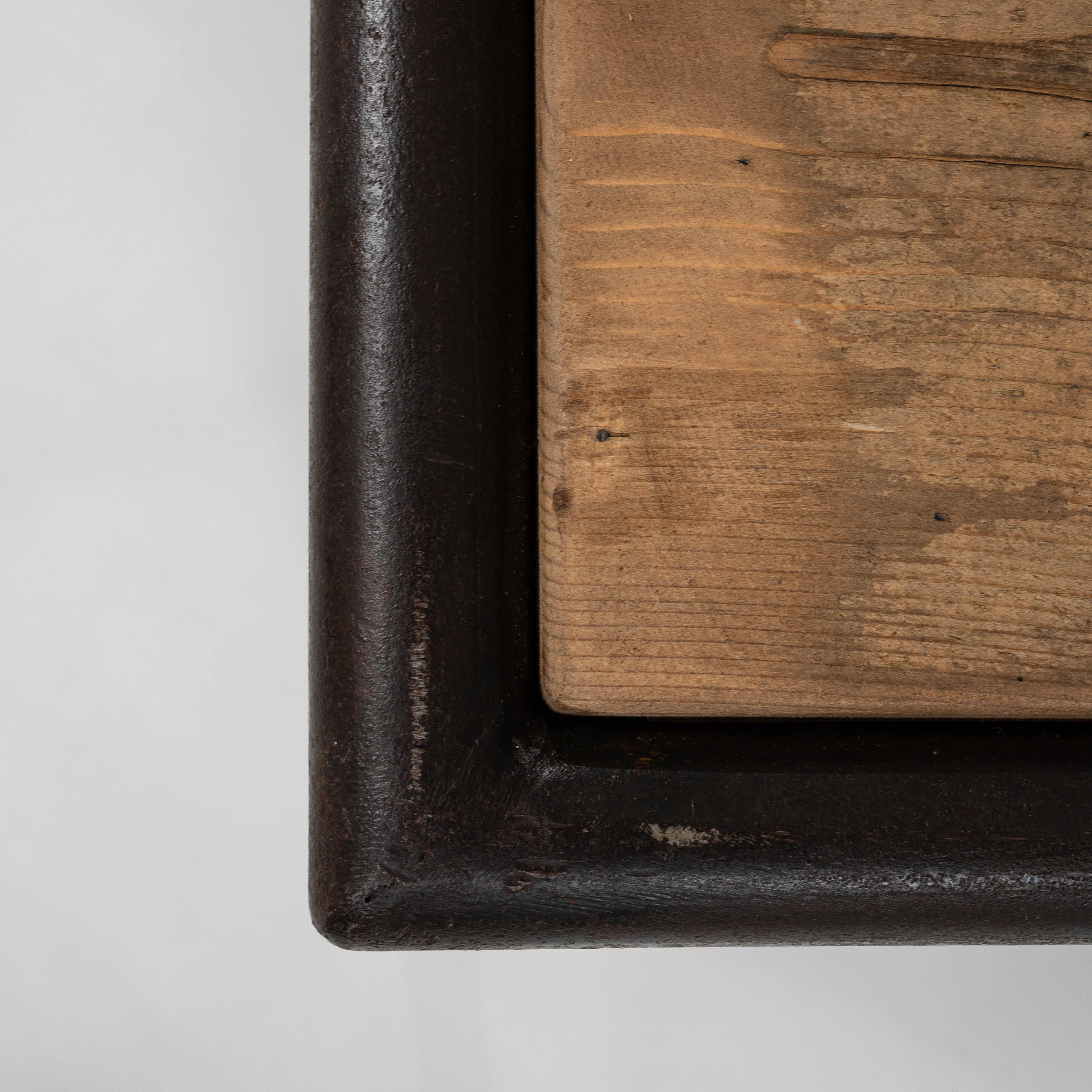 Table industrielle française du 20e siècle en bois sur base métallique en vente 4