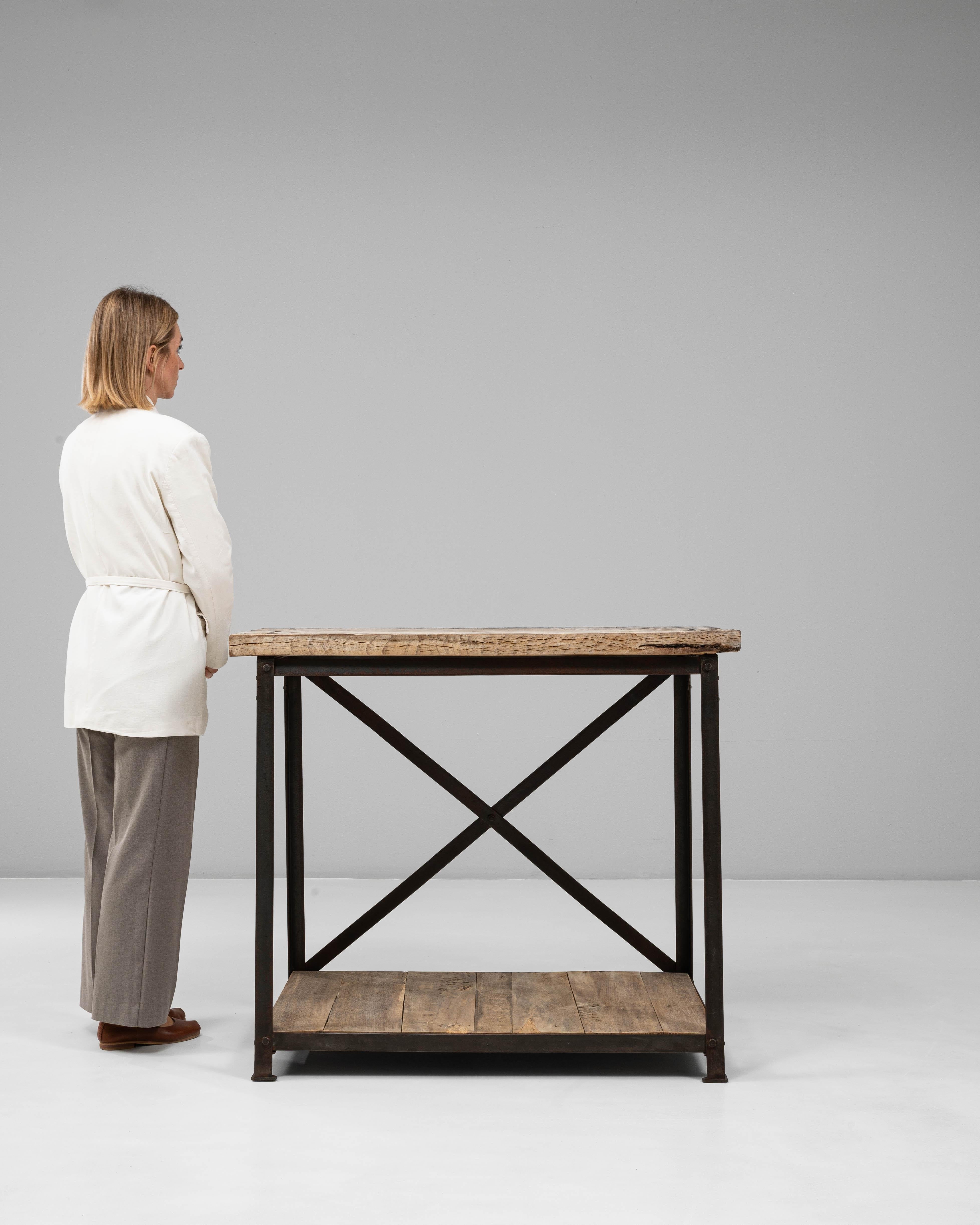 Industriel Table industrielle française du 20e siècle en bois sur base métallique en vente