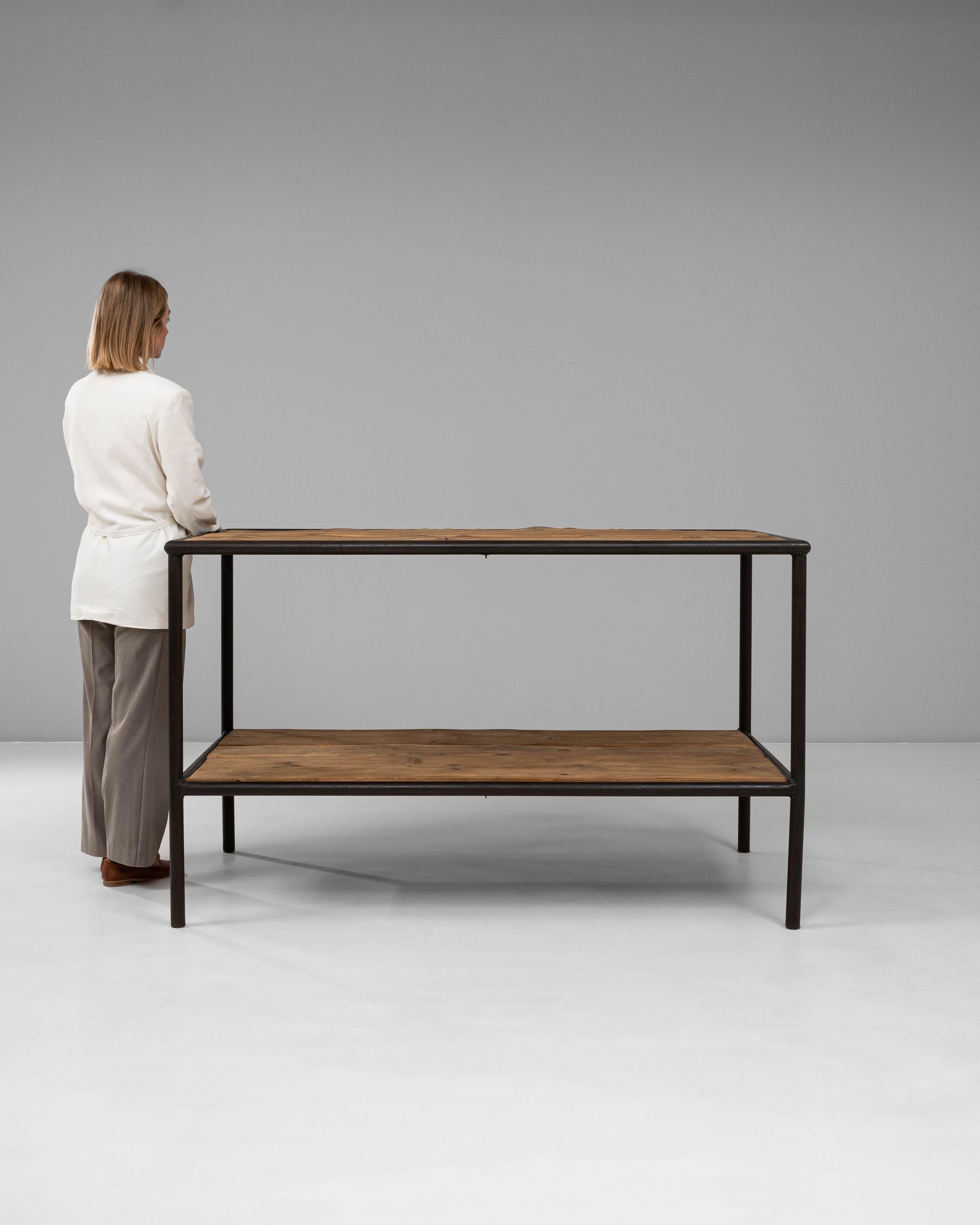 Français Table industrielle française du 20e siècle en bois sur base métallique en vente