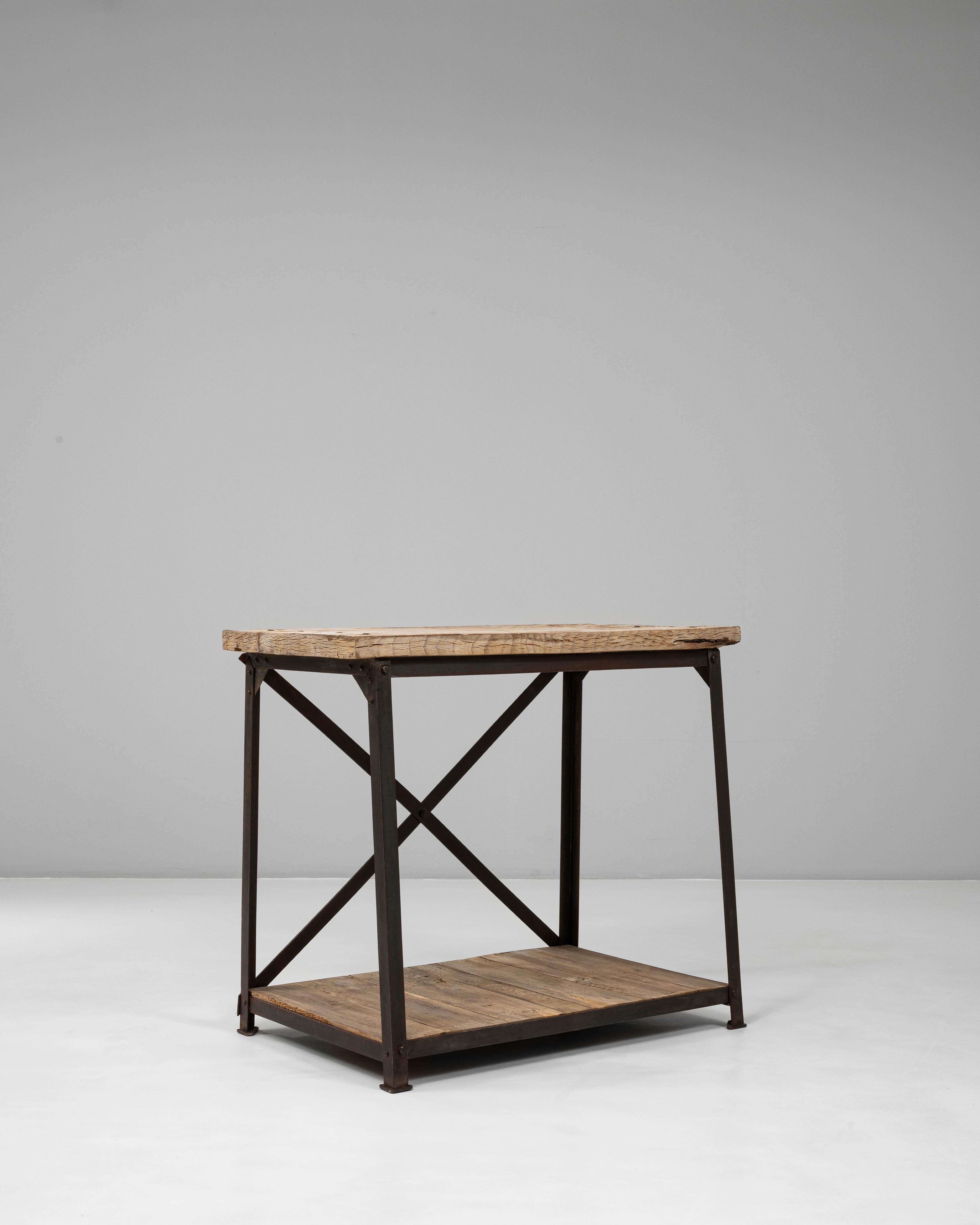 Français Table industrielle française du 20e siècle en bois sur base métallique en vente