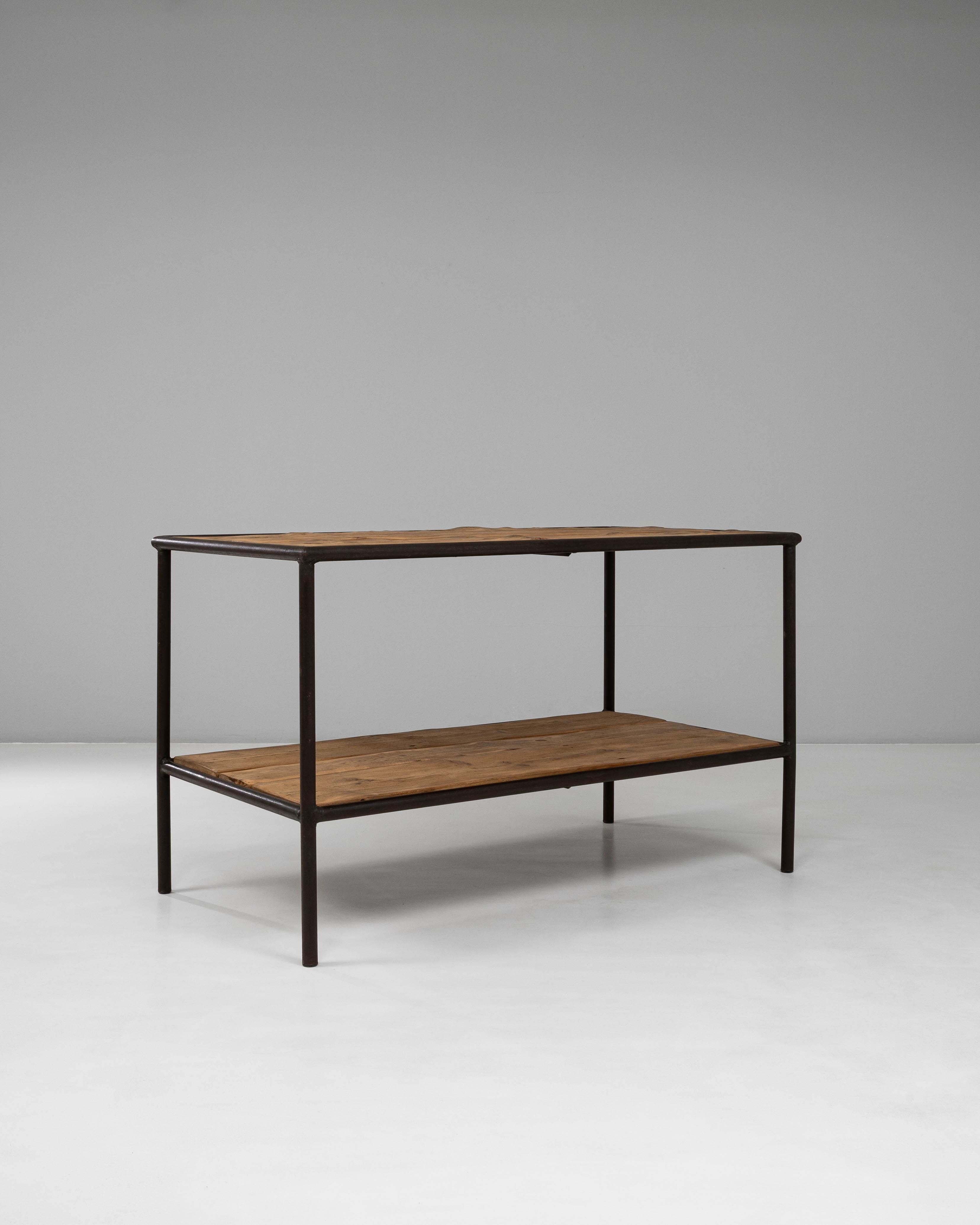 Table industrielle française du 20e siècle en bois sur base métallique Bon �état - En vente à High Point, NC