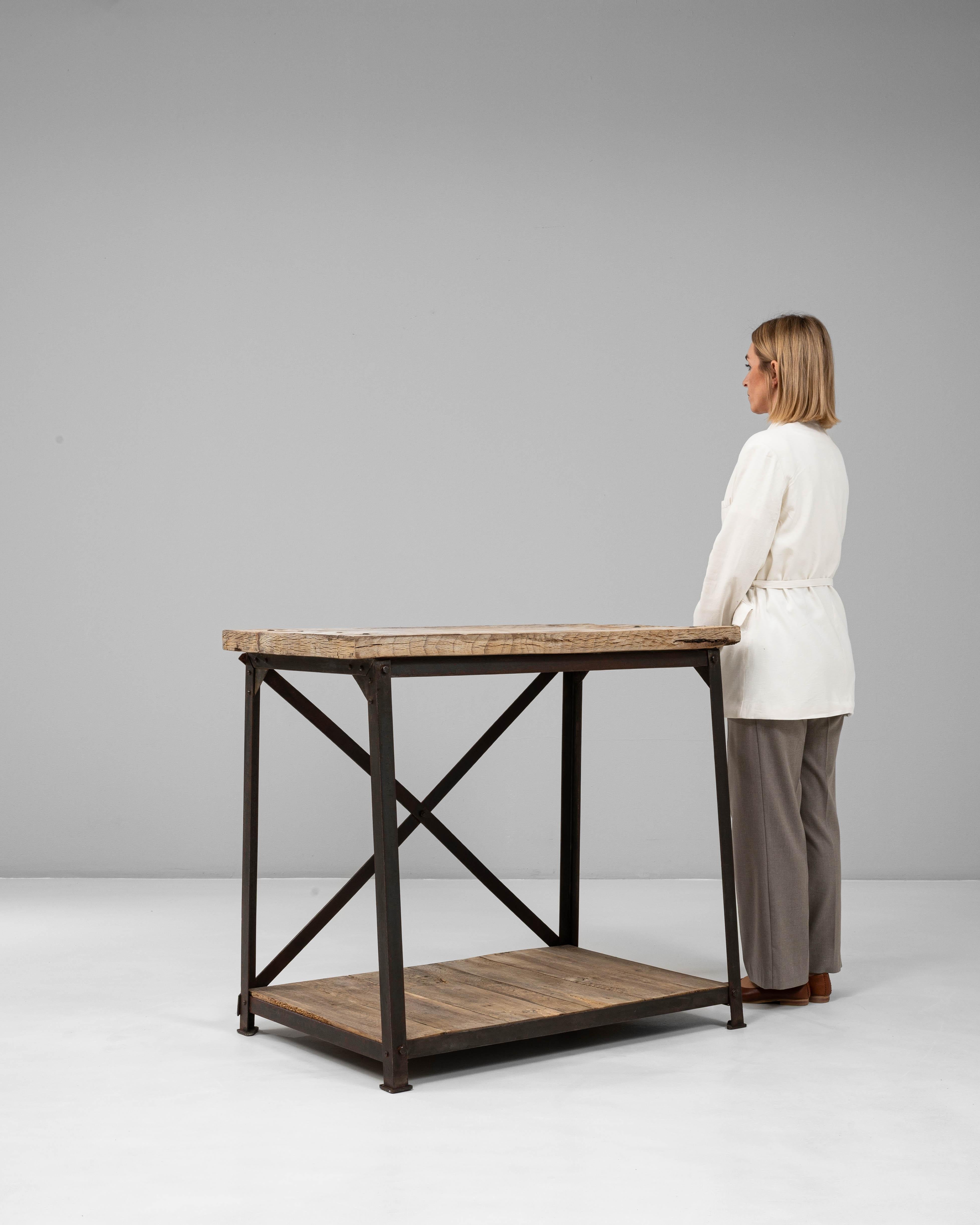 Table industrielle française du 20e siècle en bois sur base métallique Bon état - En vente à High Point, NC