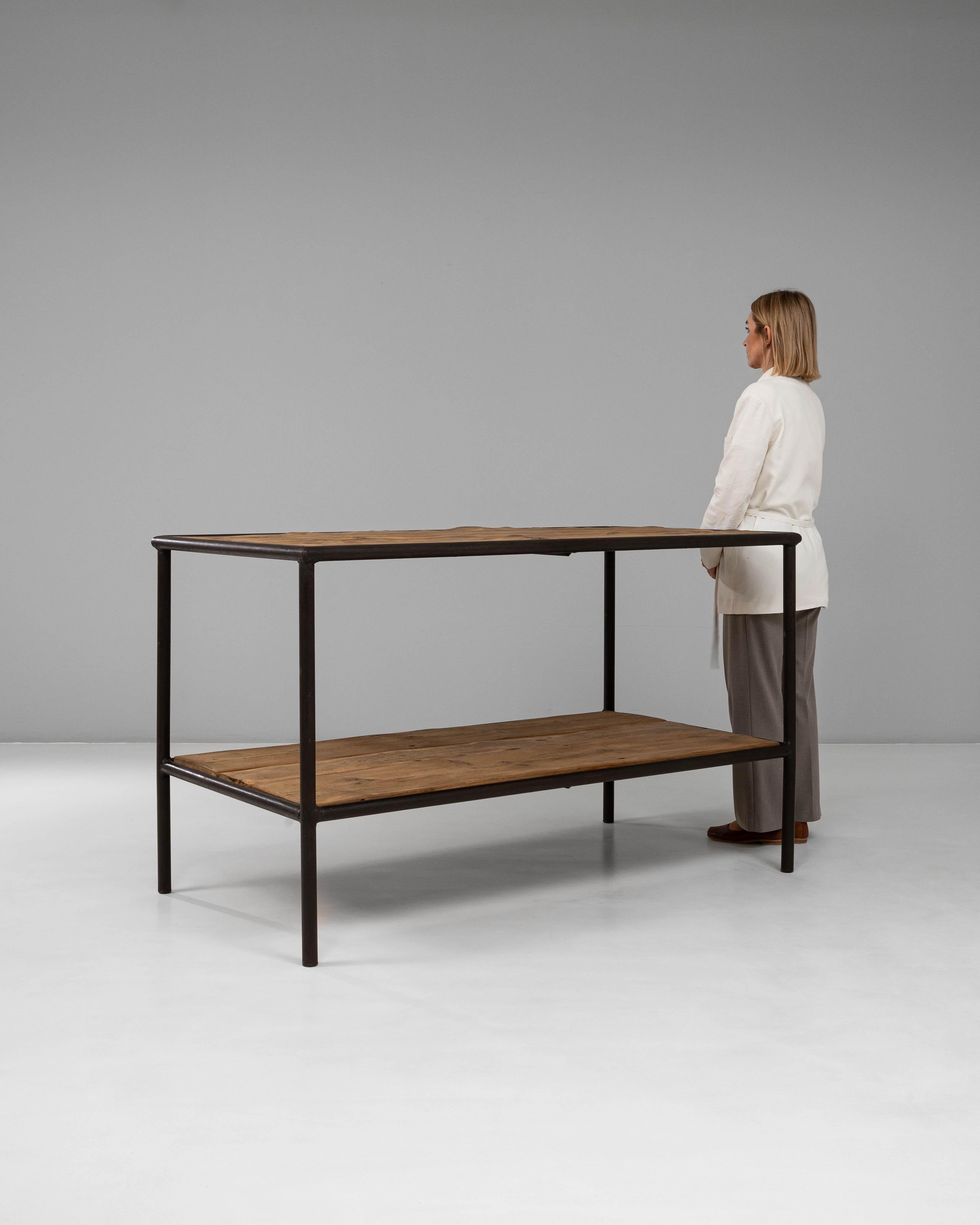 20ième siècle Table industrielle française du 20e siècle en bois sur base métallique en vente