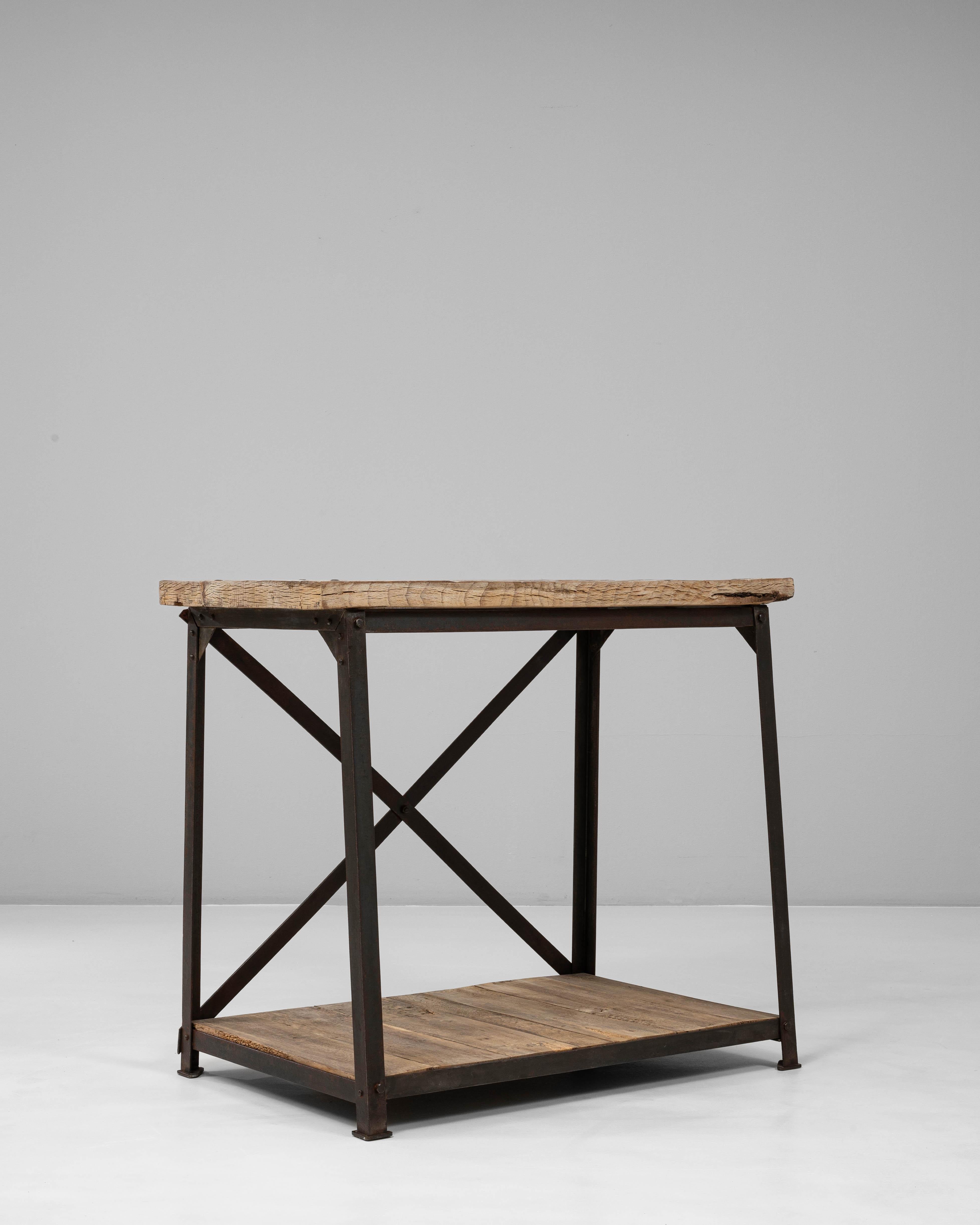 20ième siècle Table industrielle française du 20e siècle en bois sur base métallique en vente