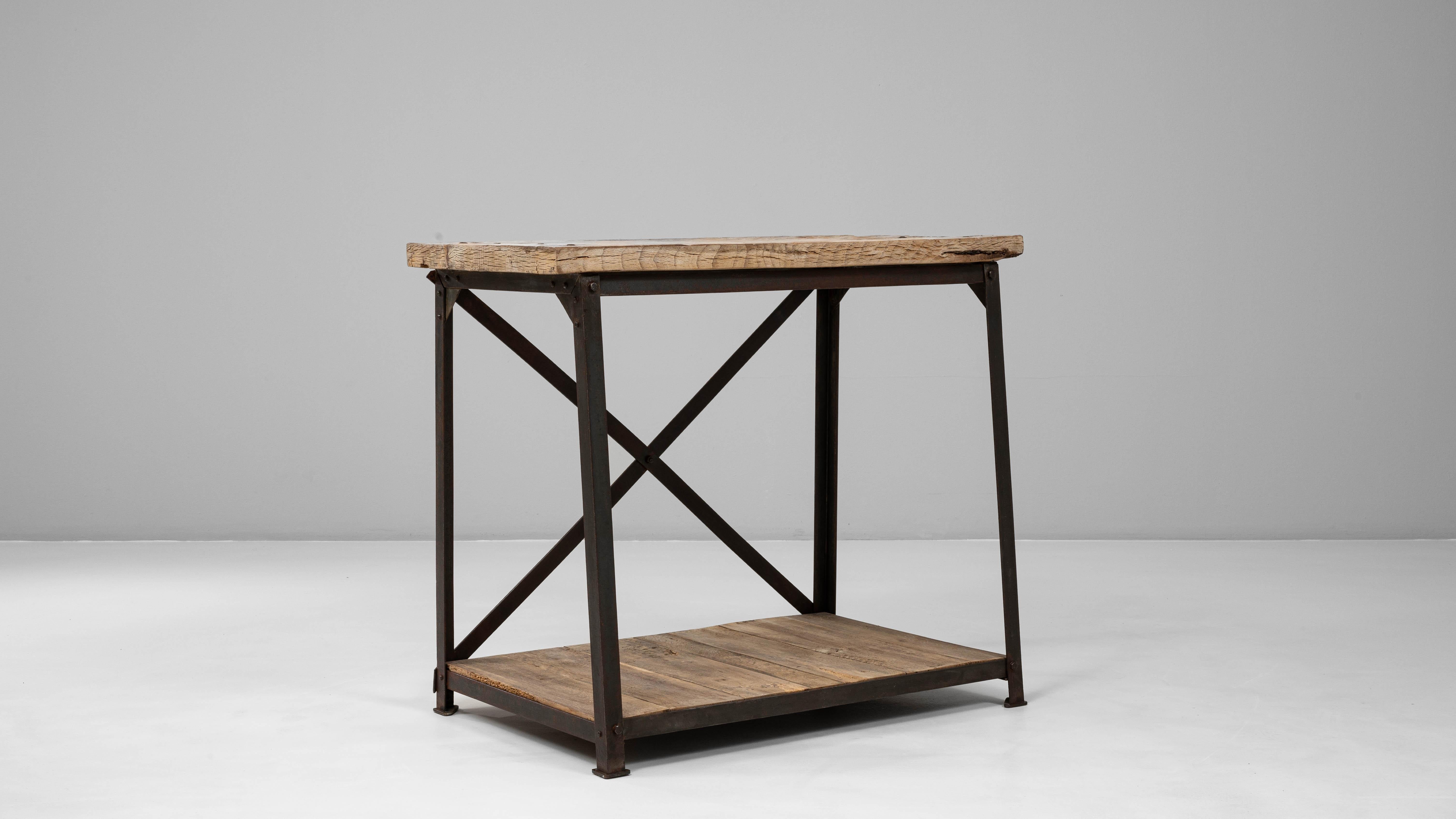 Métal Table industrielle française du 20e siècle en bois sur base métallique en vente
