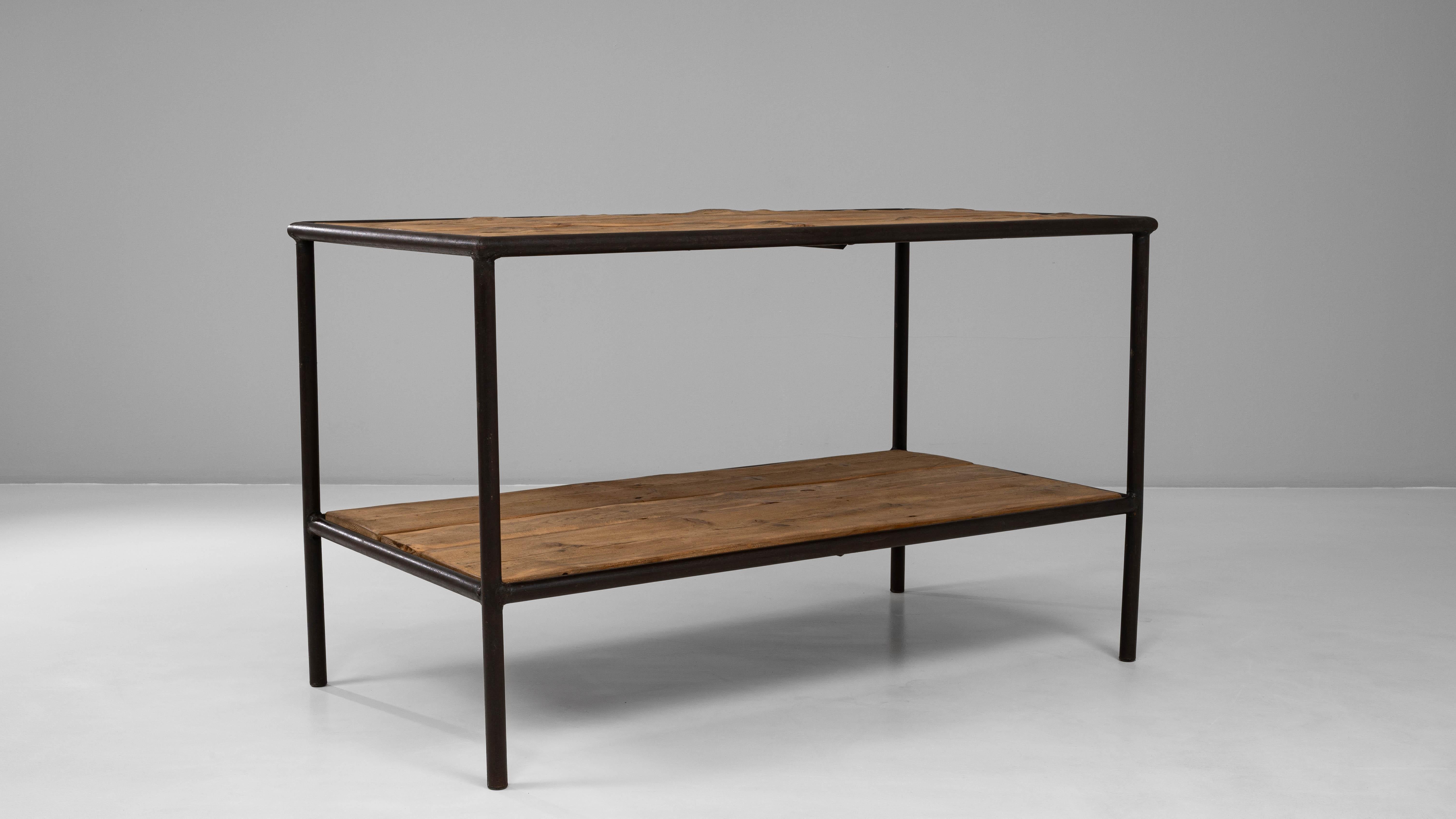 Table industrielle française du 20e siècle en bois sur base métallique en vente 1