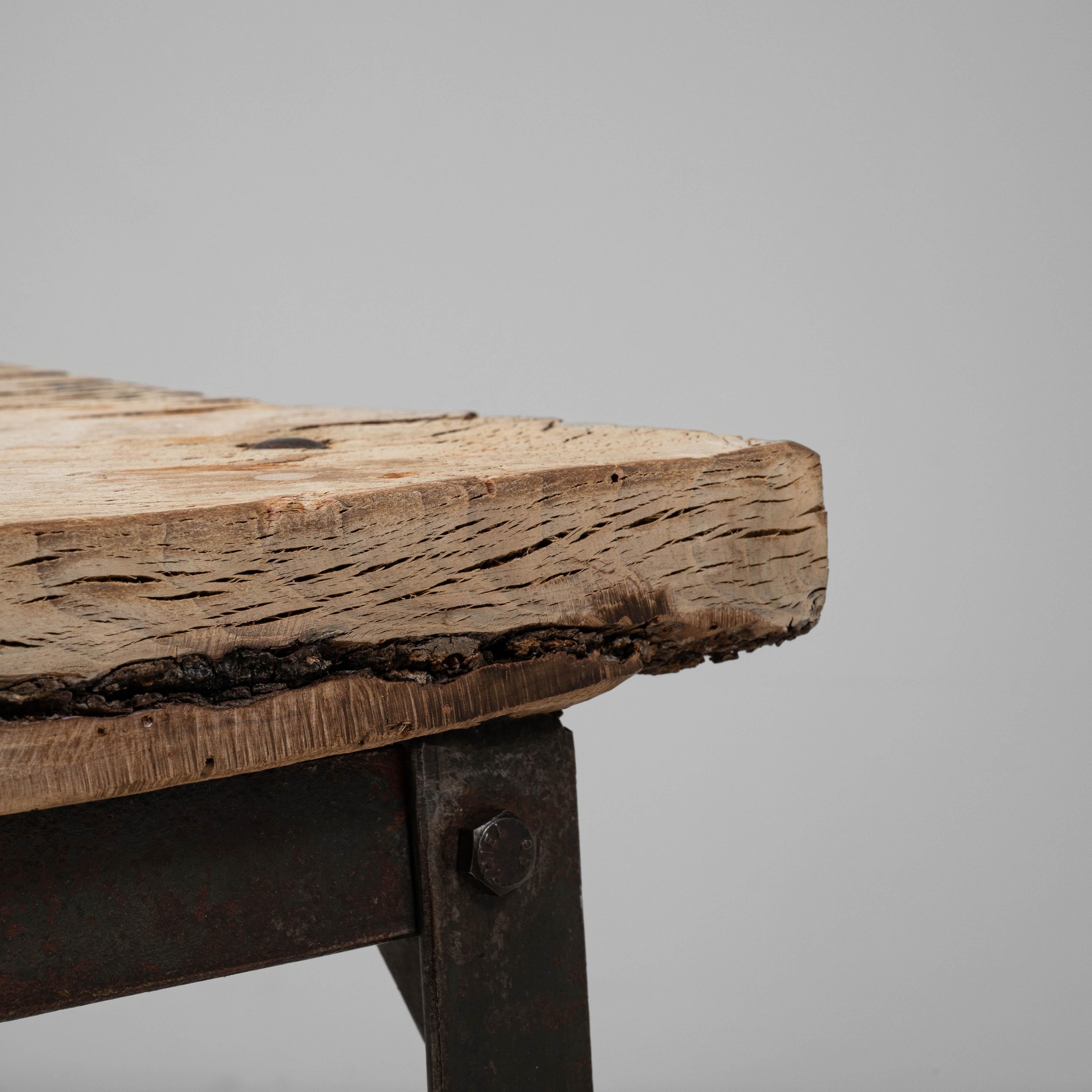 Table industrielle française du 20e siècle en bois sur base métallique en vente 1