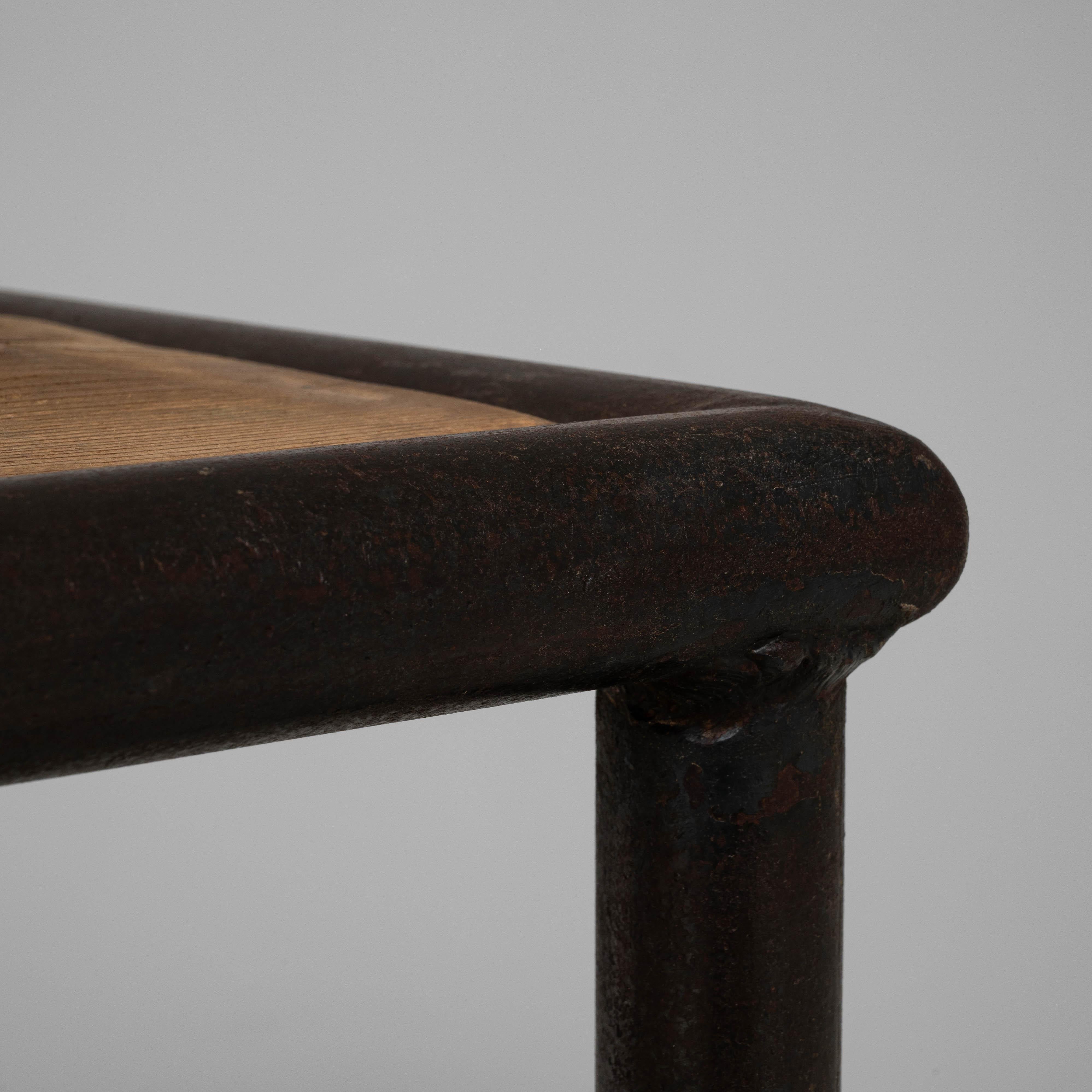 Table industrielle française du 20e siècle en bois sur base métallique en vente 2