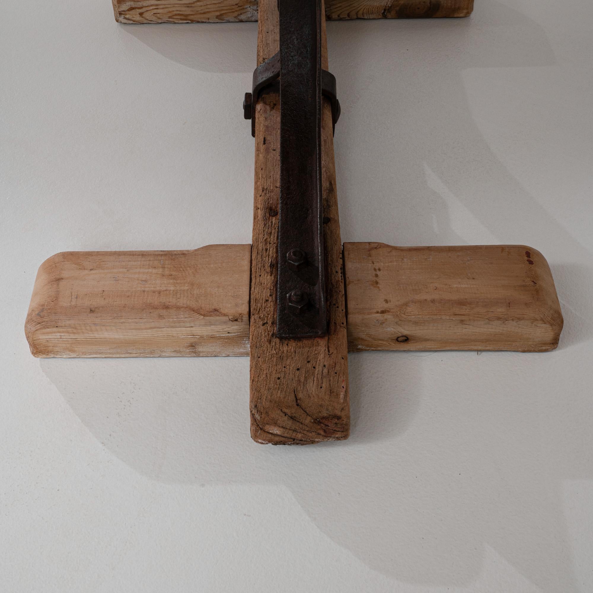Table industrielle française du 20e siècle en bois sur tréteaux en métal en vente 4