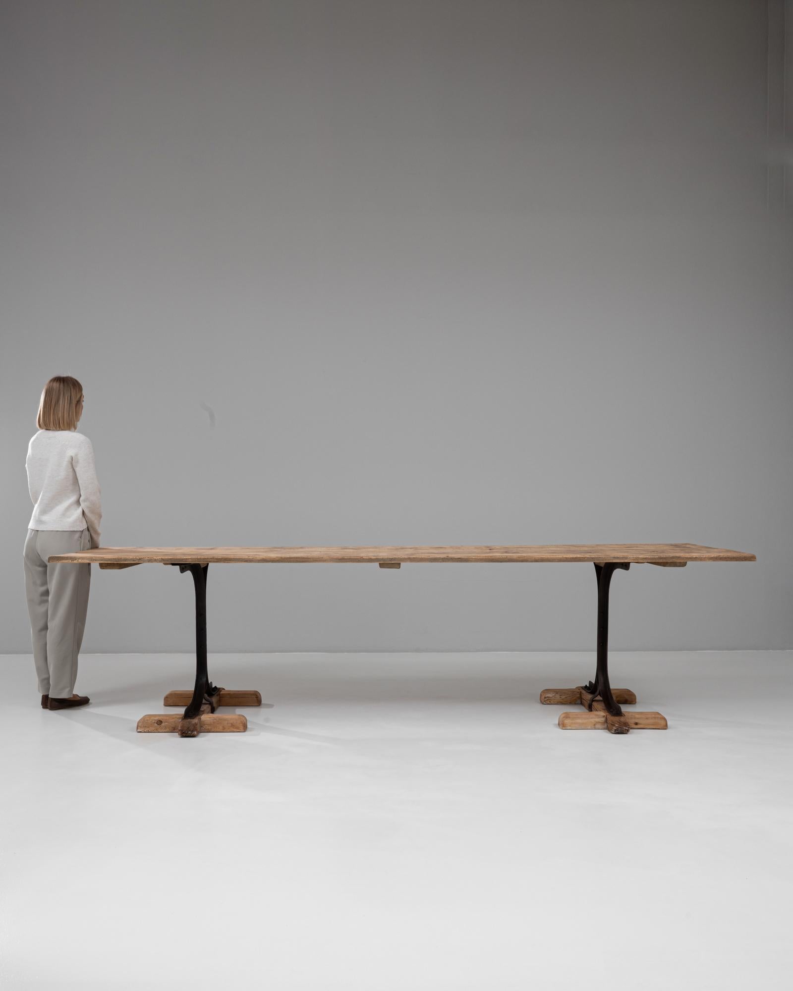 Français Table industrielle française du 20e siècle en bois sur tréteaux en métal en vente