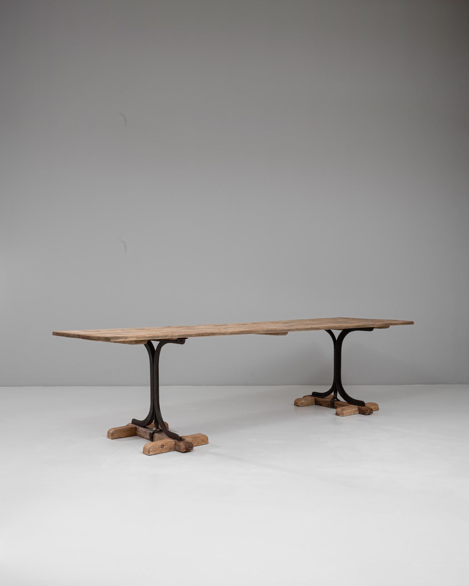 Table industrielle française du 20e siècle en bois sur tréteaux en métal Bon état - En vente à High Point, NC