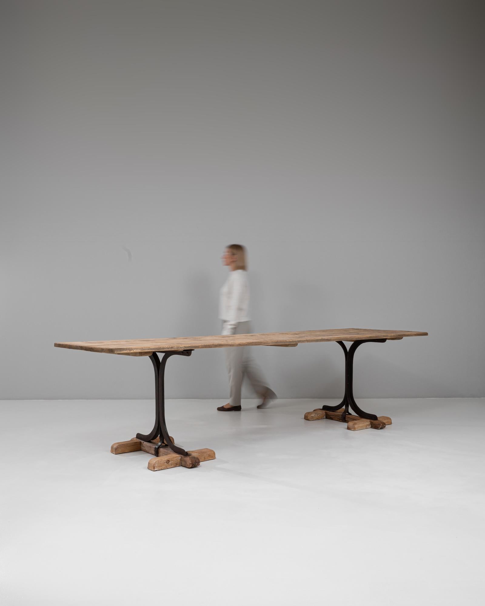 20ième siècle Table industrielle française du 20e siècle en bois sur tréteaux en métal en vente