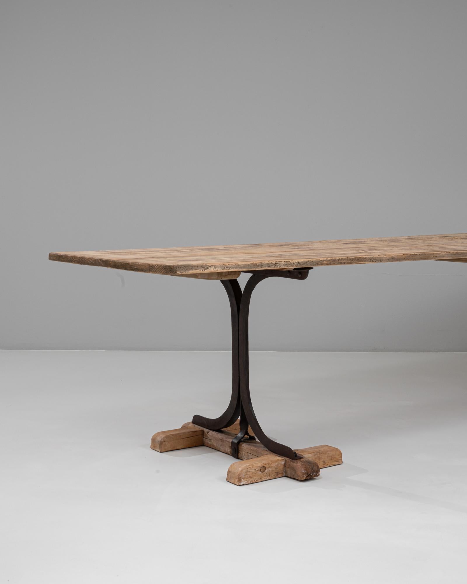 Métal Table industrielle française du 20e siècle en bois sur tréteaux en métal en vente
