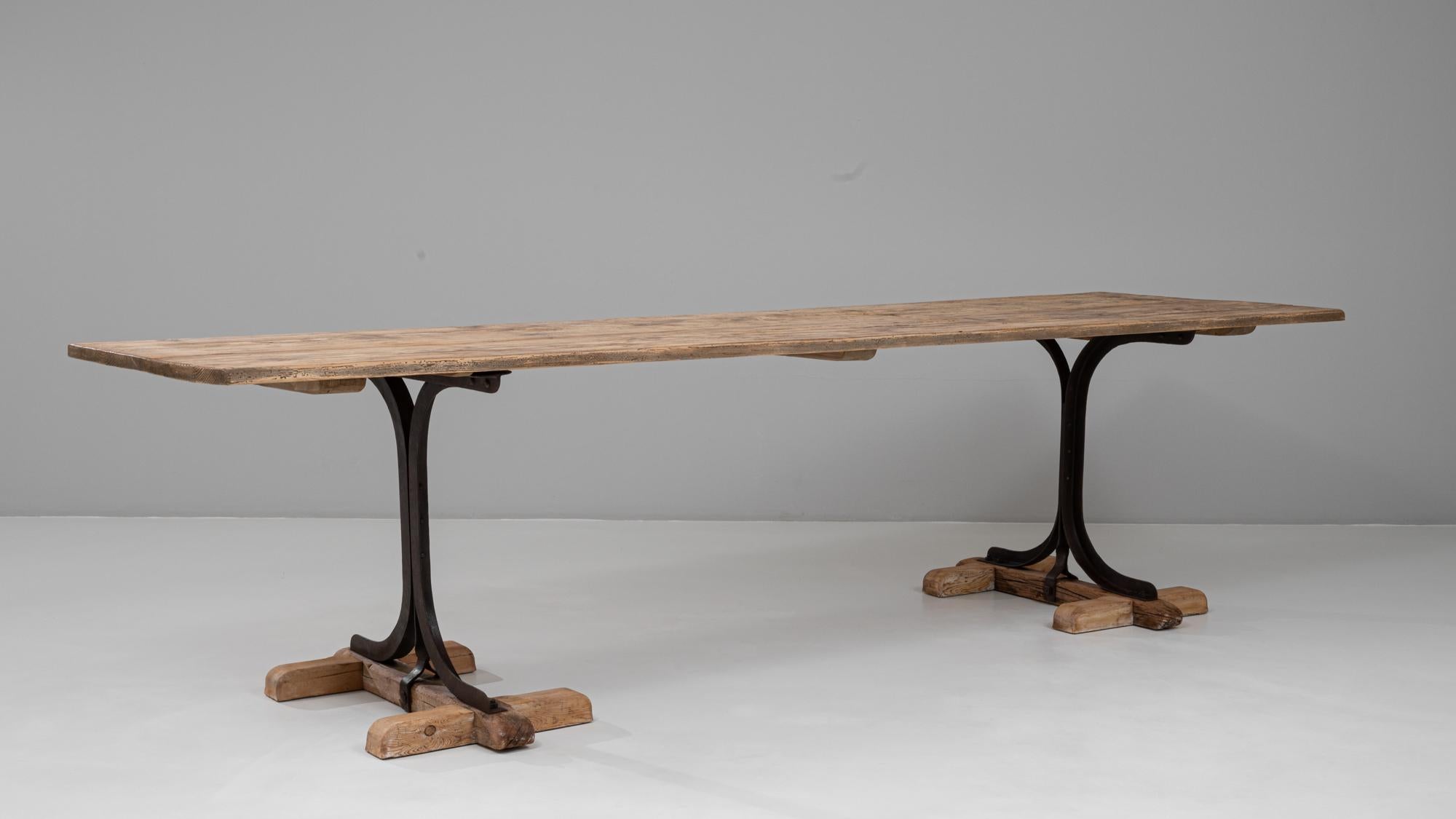 Table industrielle française du 20e siècle en bois sur tréteaux en métal en vente 1