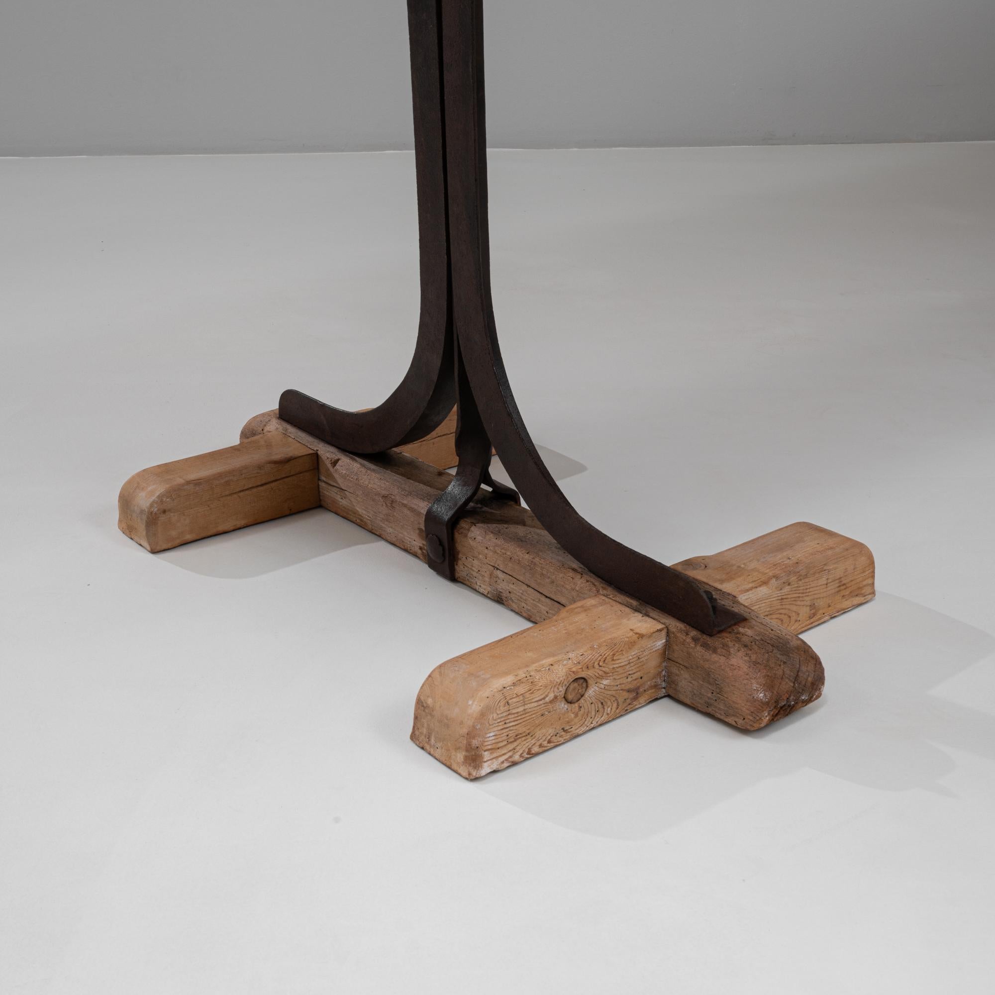 Table industrielle française du 20e siècle en bois sur tréteaux en métal en vente 3