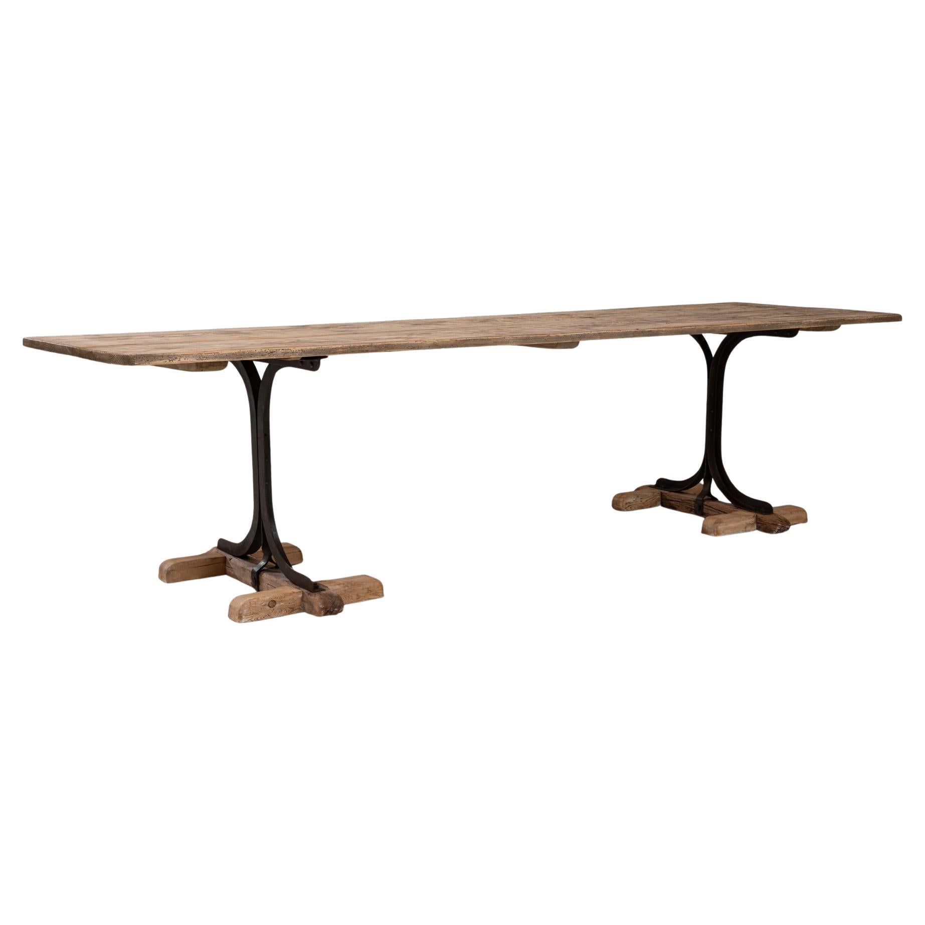 Mesa de madera industrial francesa del siglo XX sobre caballetes metálicos