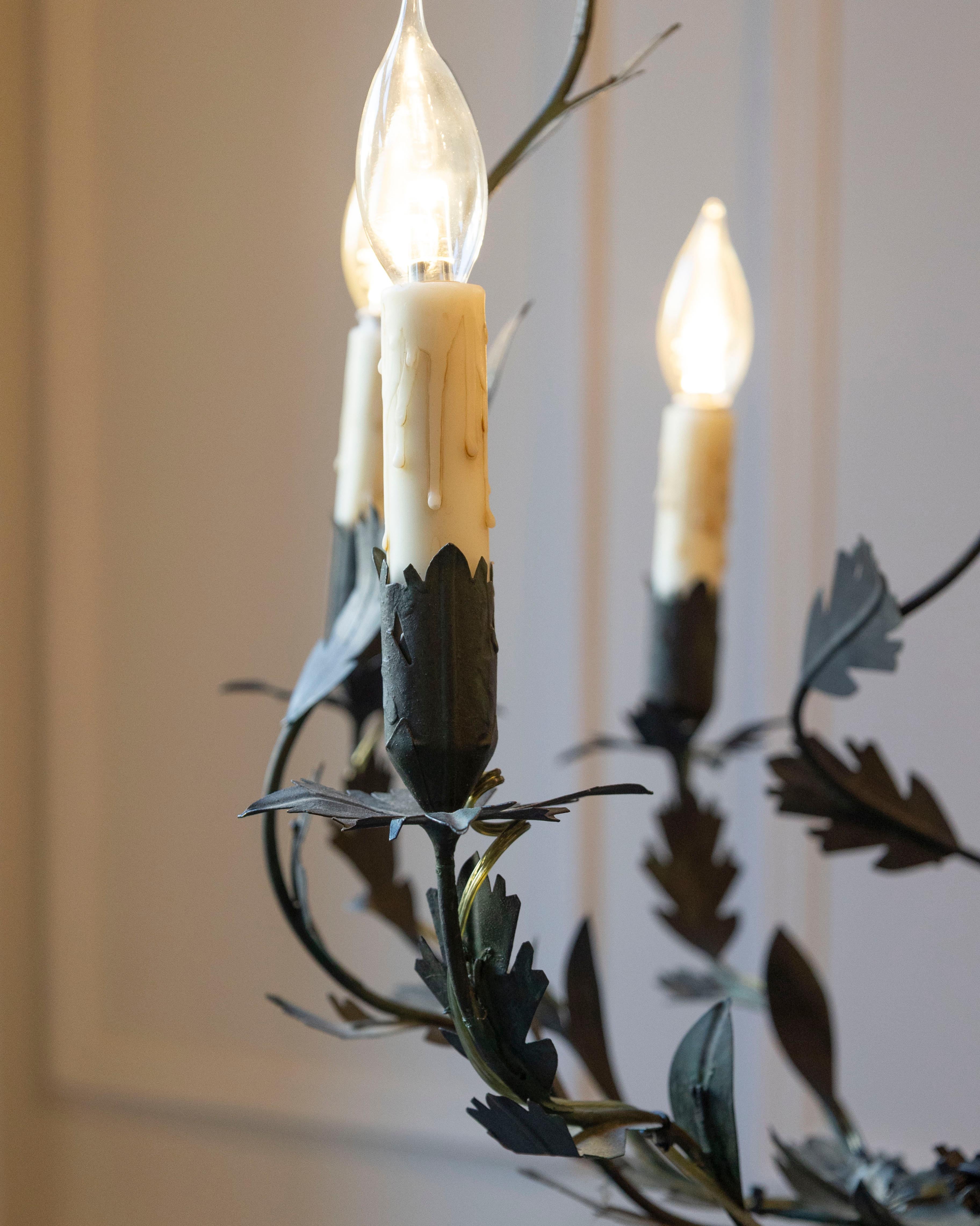 Araña francesa de hierro del siglo XX con detalles foliados en Bueno estado para la venta en Atlanta, GA