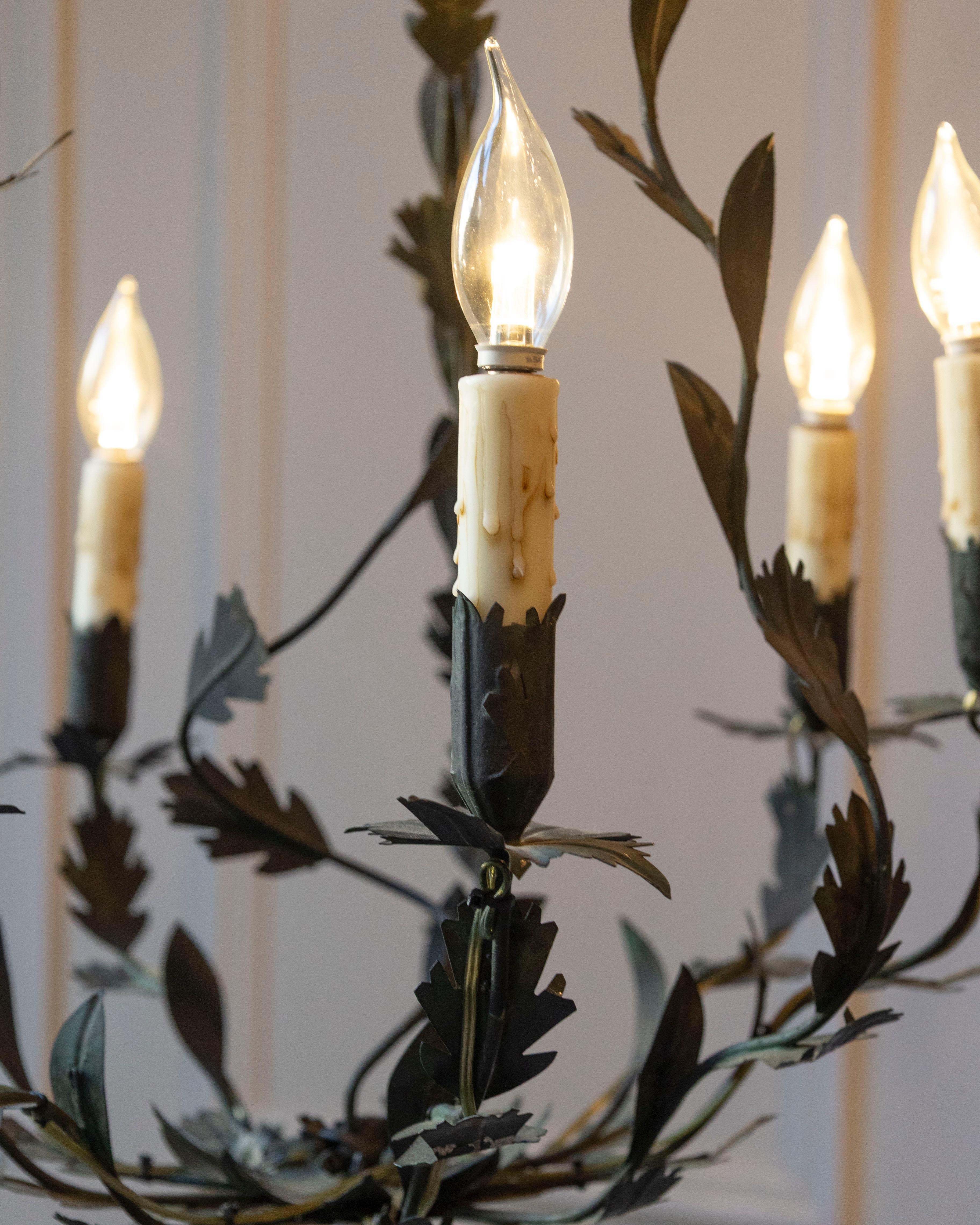 Araña francesa de hierro del siglo XX con detalles foliados Hierro en venta