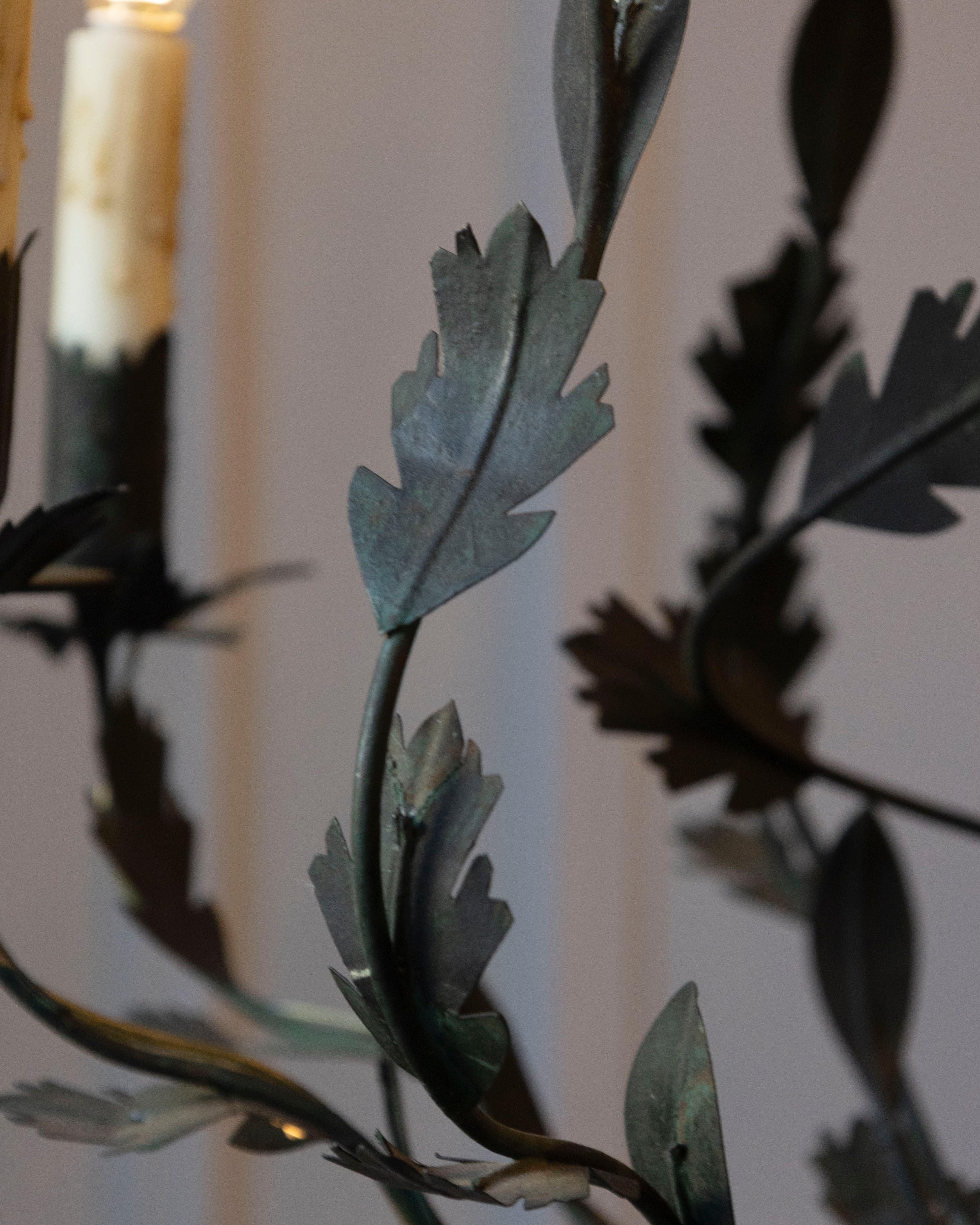 Araña francesa de hierro del siglo XX con detalles foliados en venta 1