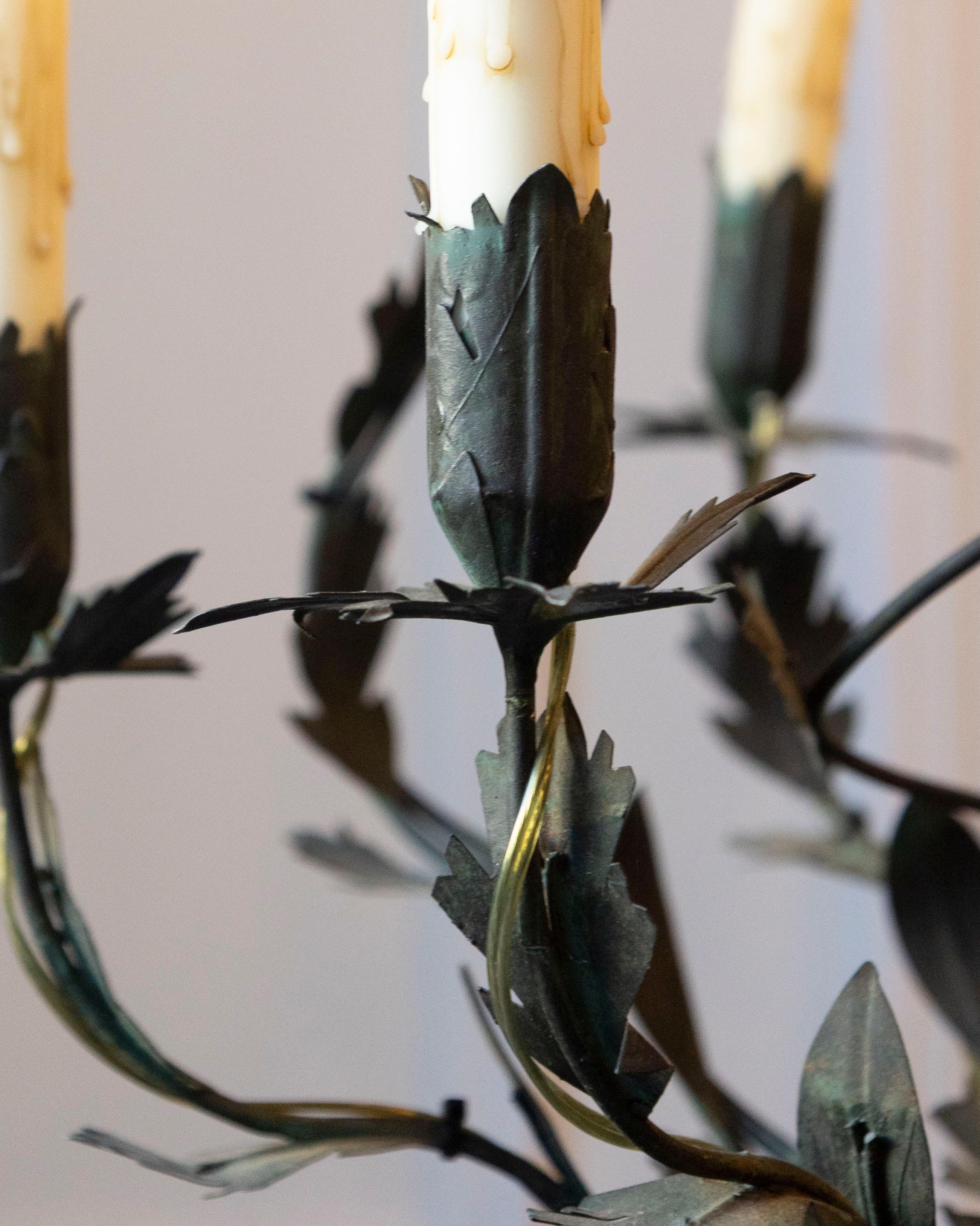 Araña francesa de hierro del siglo XX con detalles foliados en venta 2