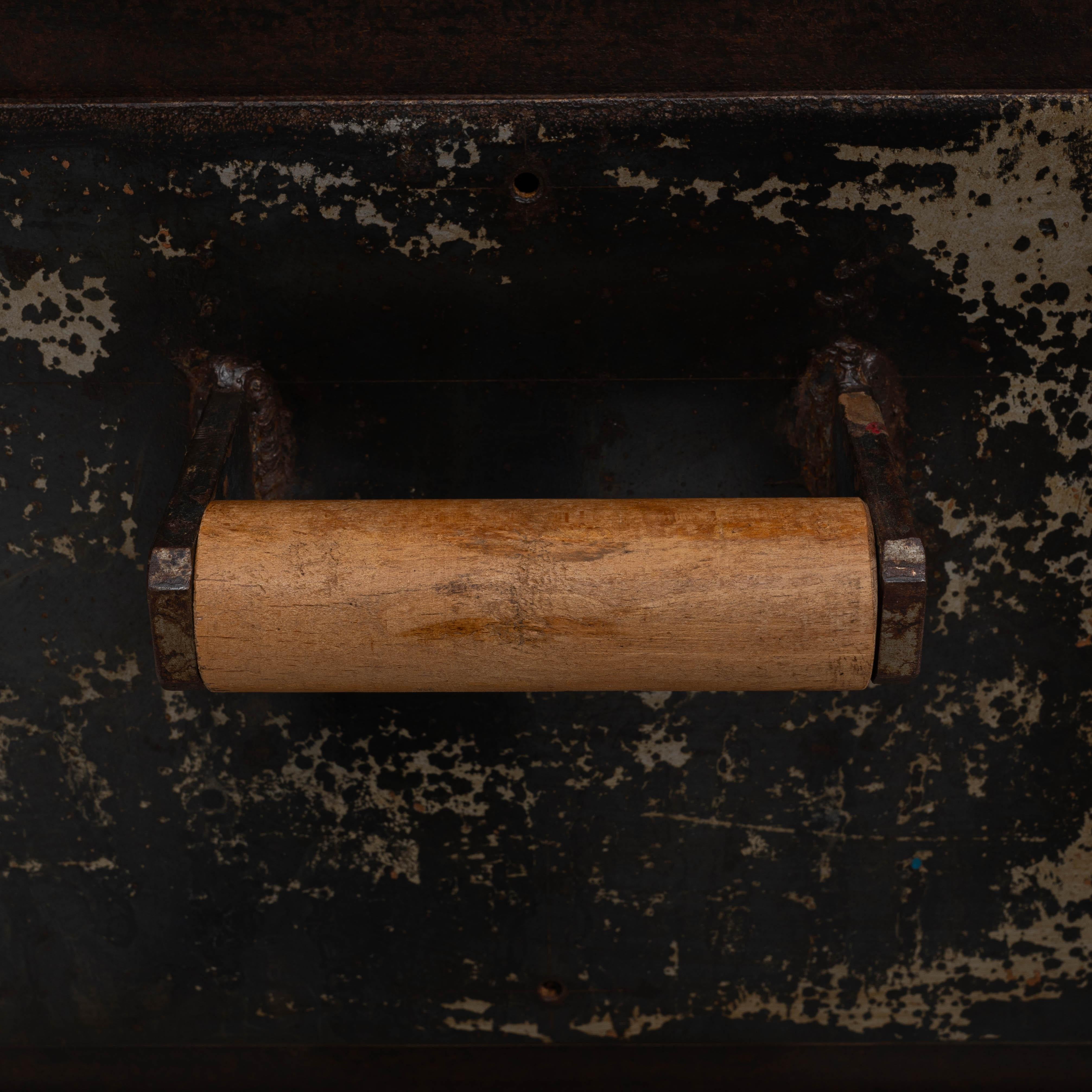 Cassettiera in ferro francese del XX secolo in vendita 5